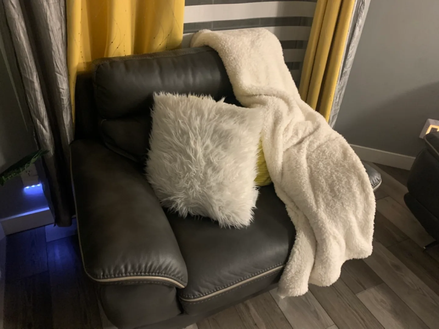 Triple Leather Sofa set image indicator(3)