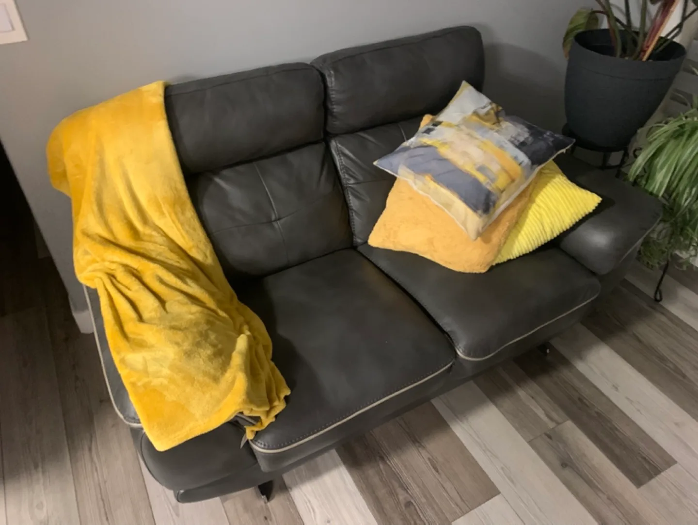 Triple Leather Sofa set image indicator(4)