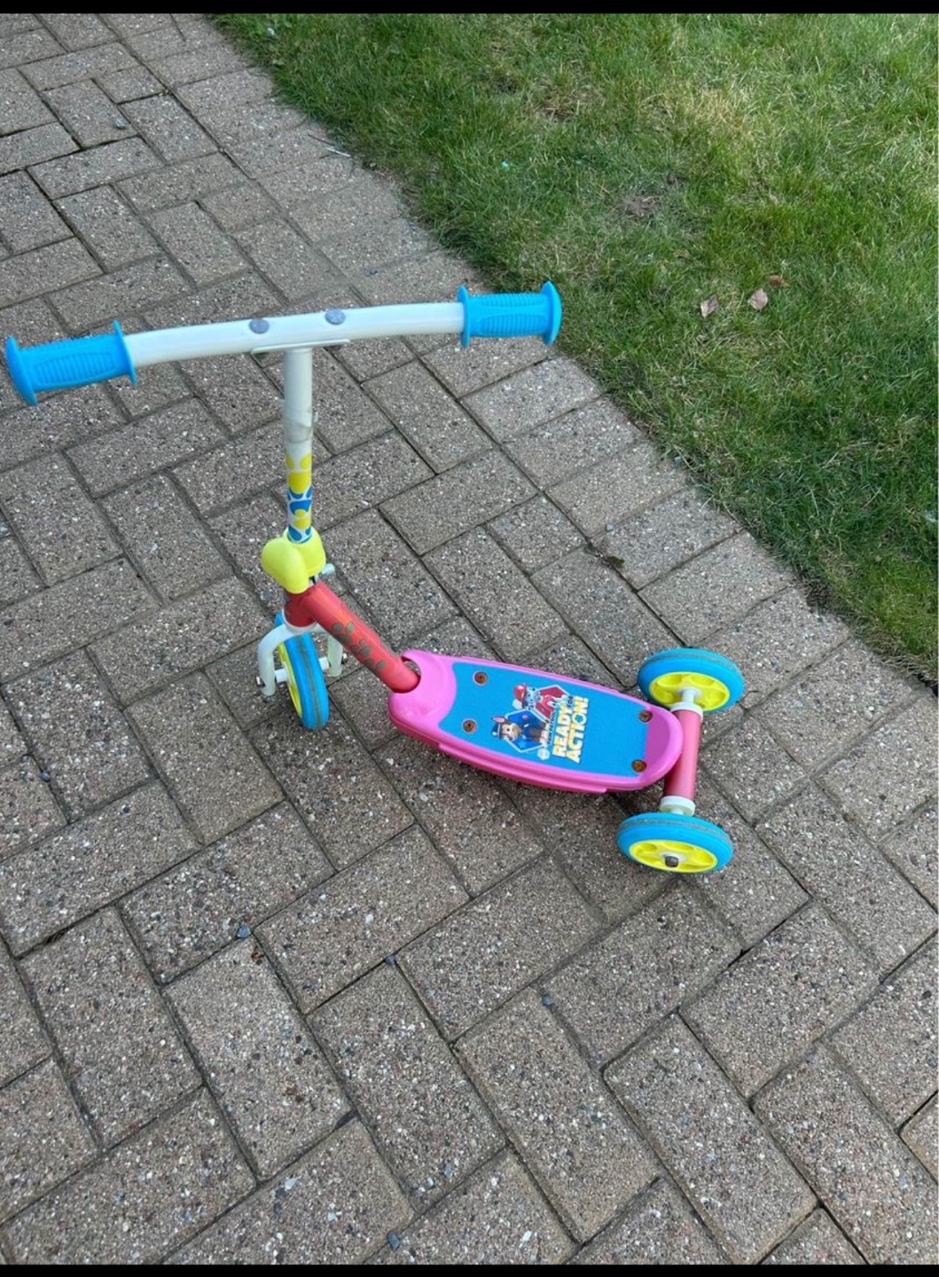 Paw Patrol 3 Wheel Scooter Helmet selling Separately - photo 2