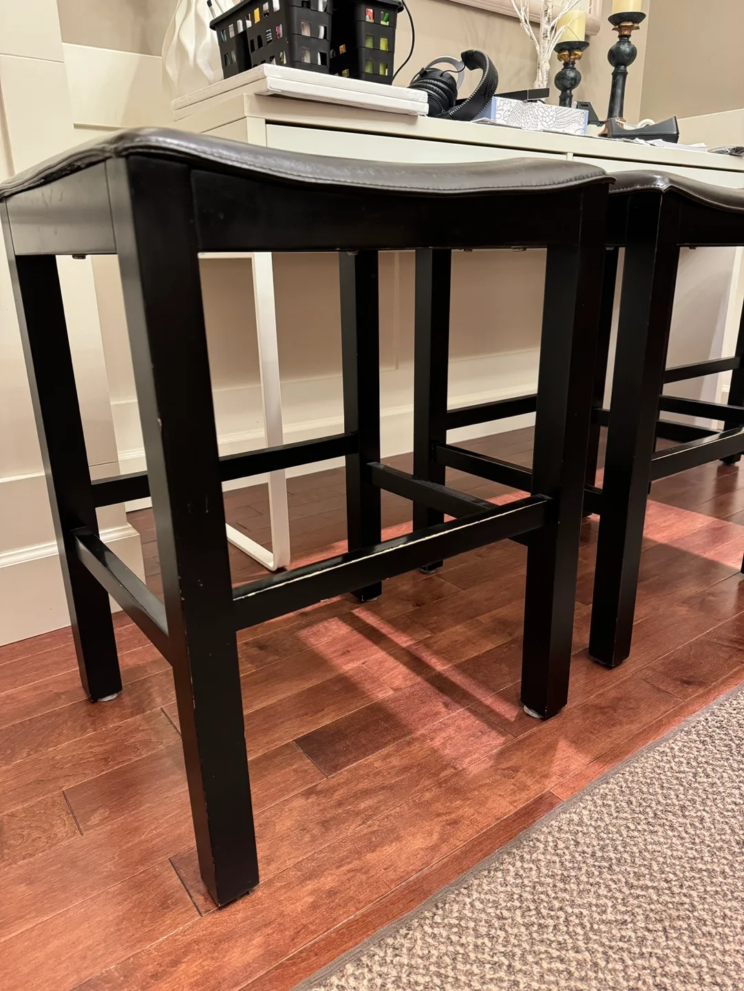 Set of 3 Bar Stools image indicator(2)