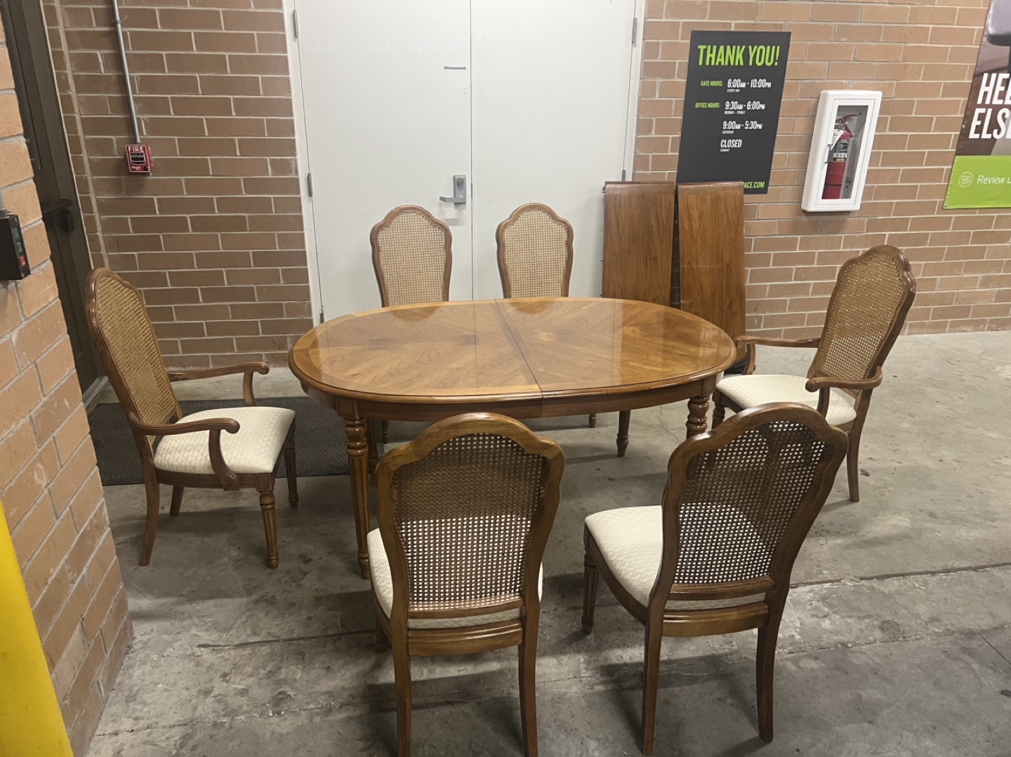 Thomaswille Dining Table w/6 chairs and 2 leaves