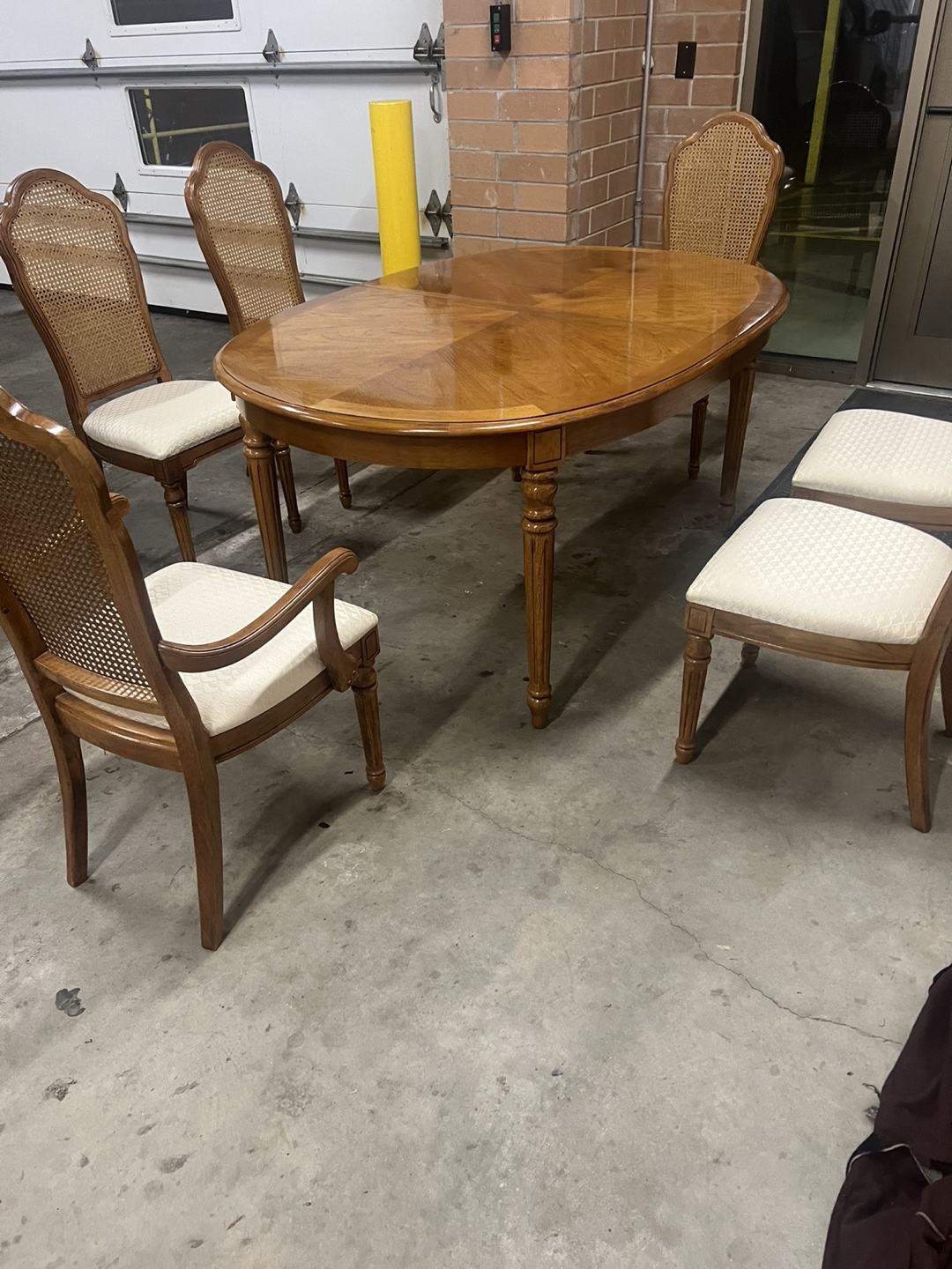 Thomaswille Dining Table w/6 chairs and 2 leaves - photo 3