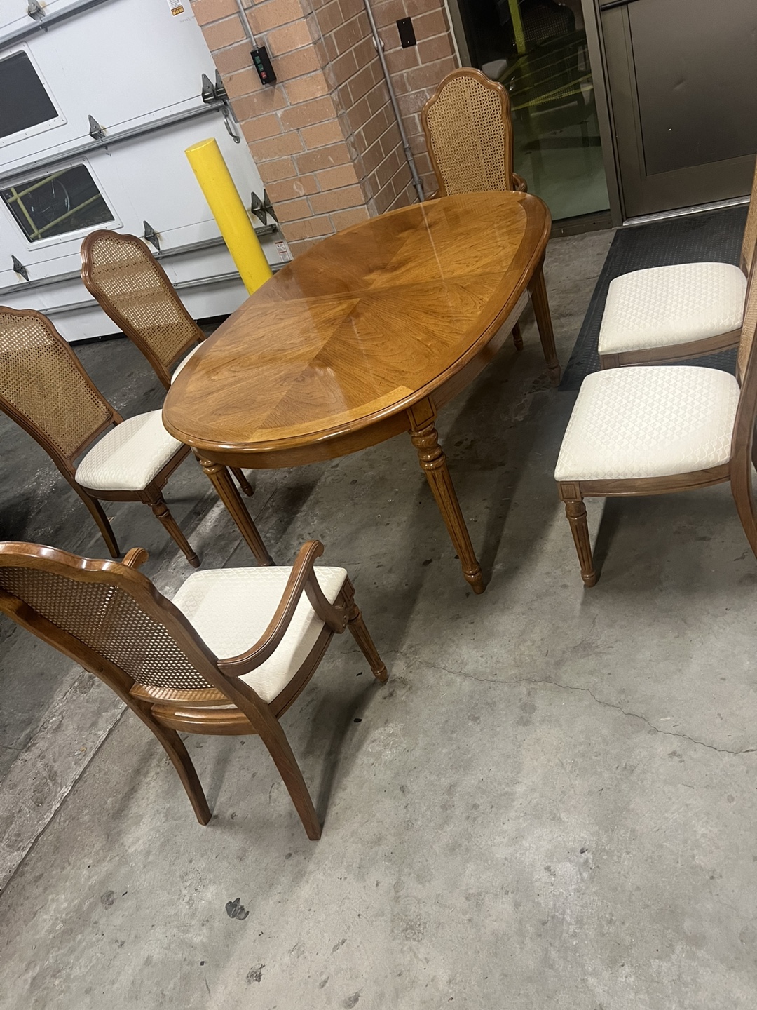 Thomaswille Dining Table w/6 chairs and 2 leaves - photo 2