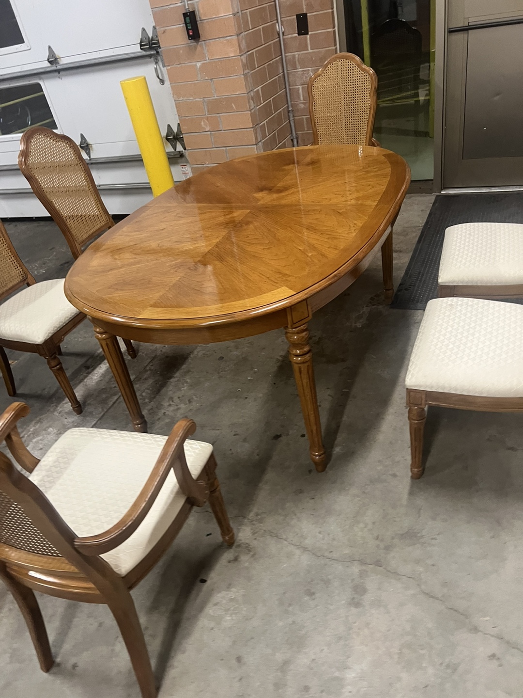 Thomaswille Dining Table w/6 chairs and 2 leaves - photo 5