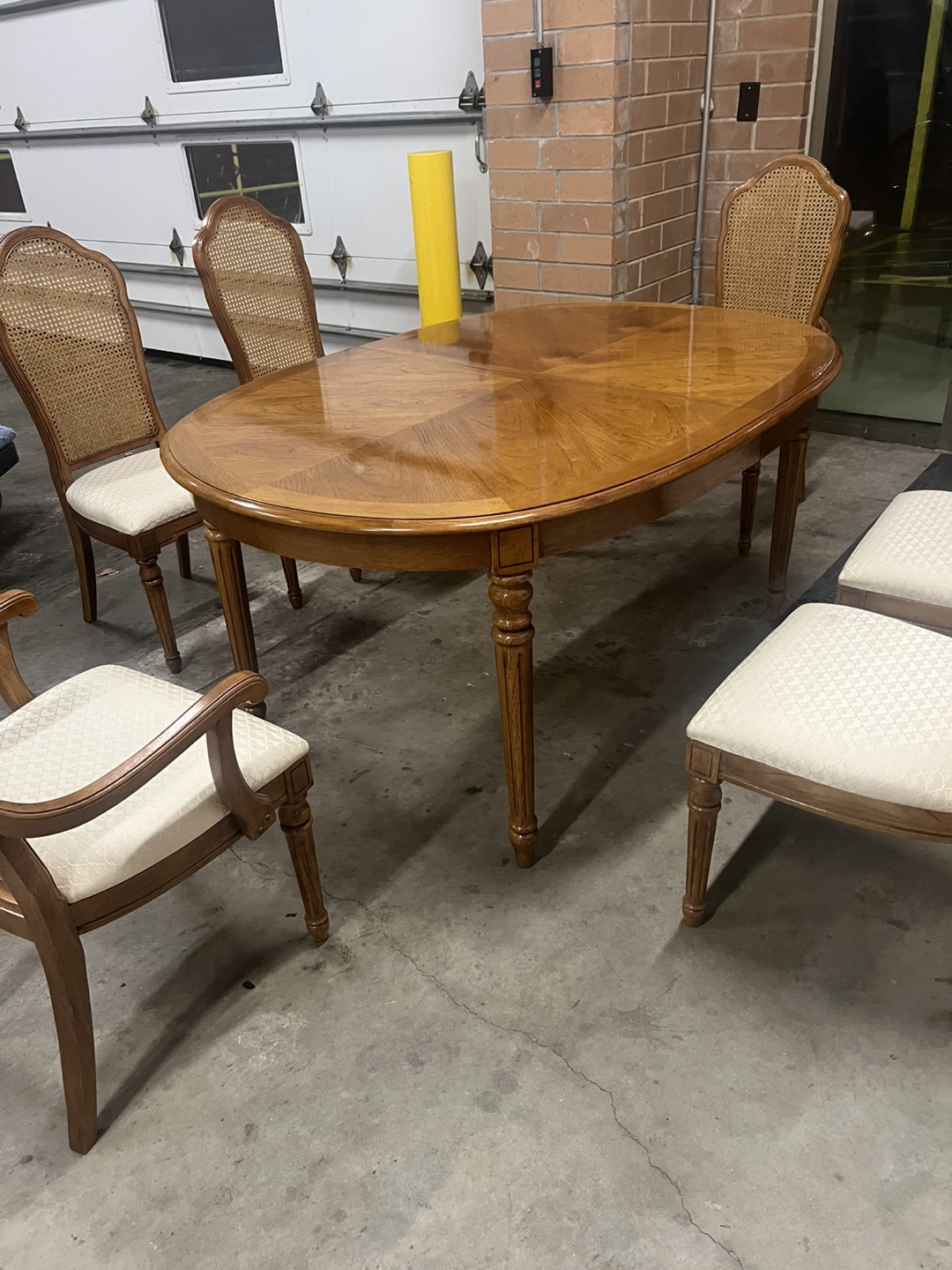 Thomaswille Dining Table w/6 chairs and 2 leaves - photo 4