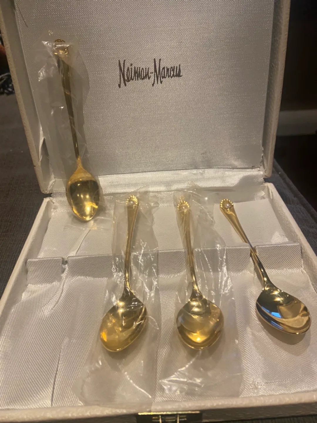 Golden Pearl 24K Gold Electroplate Teaspoons Set of 4 image indicator(3)