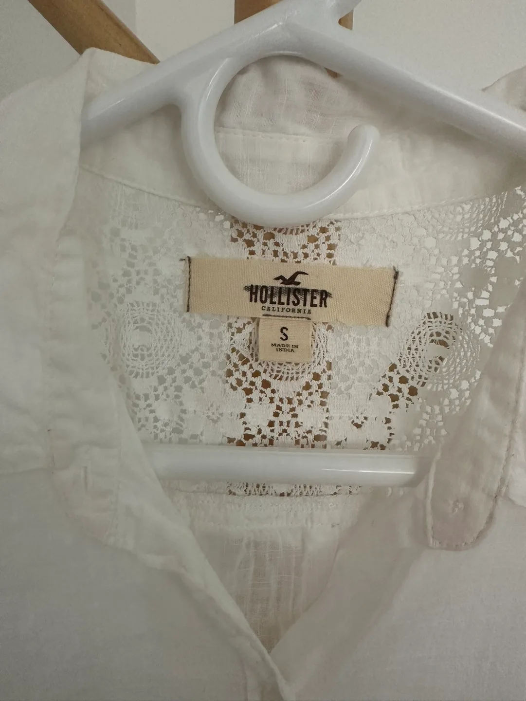 🥕🥕 // Hollister White Lace Blouse image indicator(2)