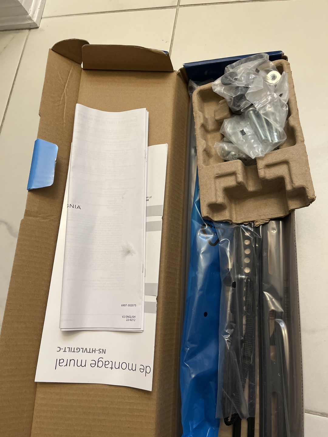 Brand new- Insignia TV Wall Mount 47-90 inch - photo 2