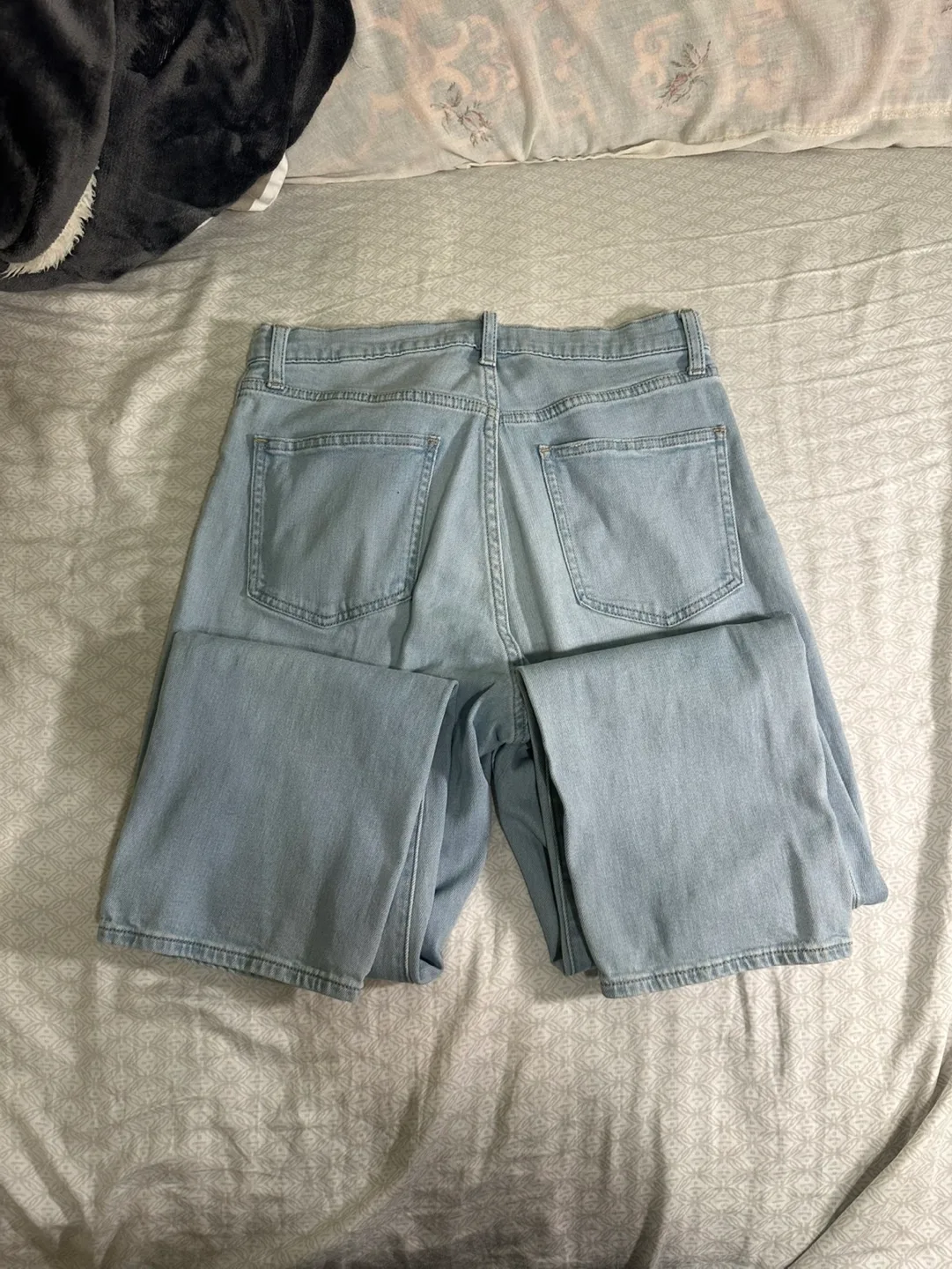 UNIQLO Light Wash Jeans image indicator(5)