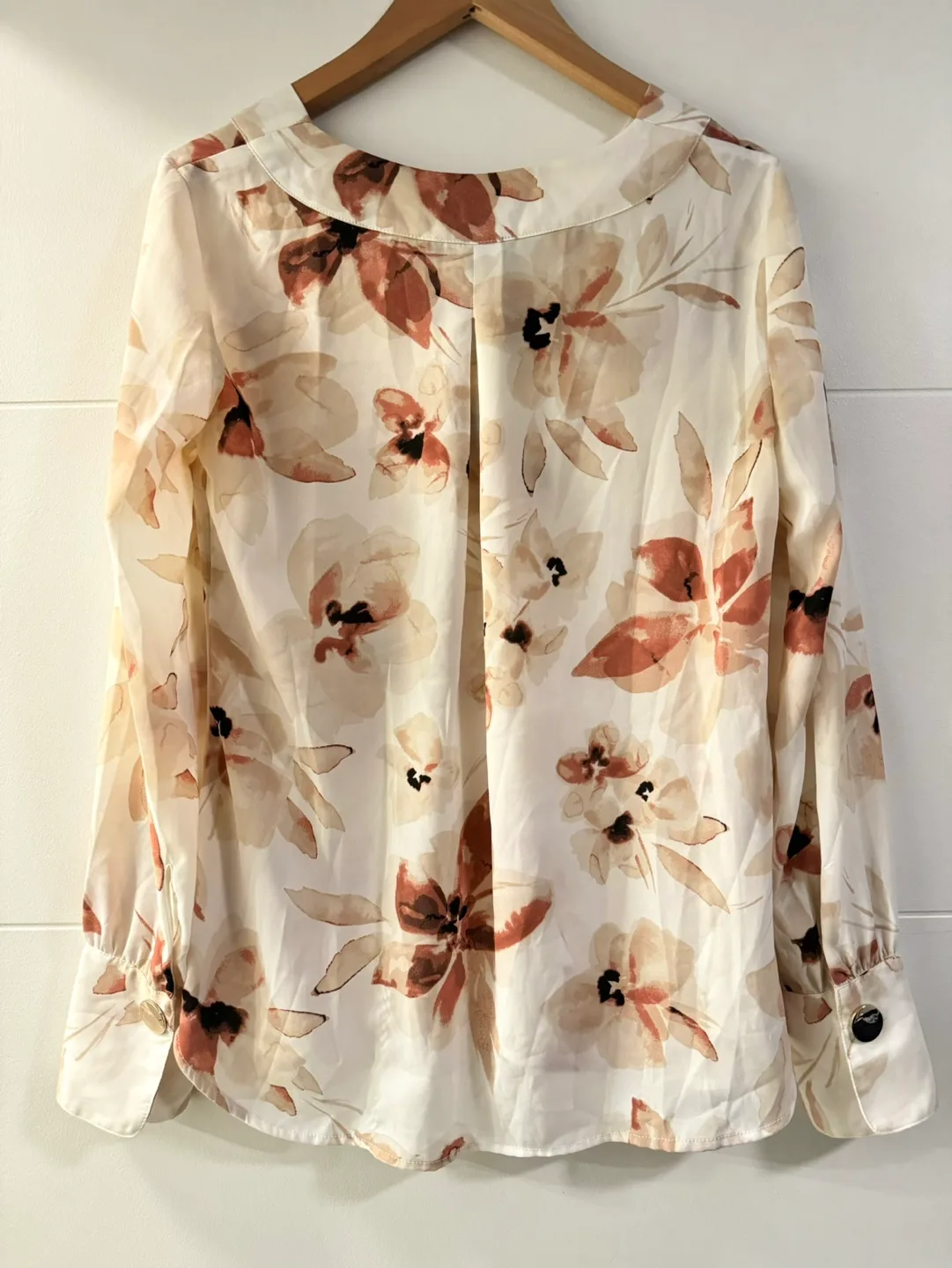 LIKE NEW Le Chateau white floral blouse size xs/small image indicator(2)