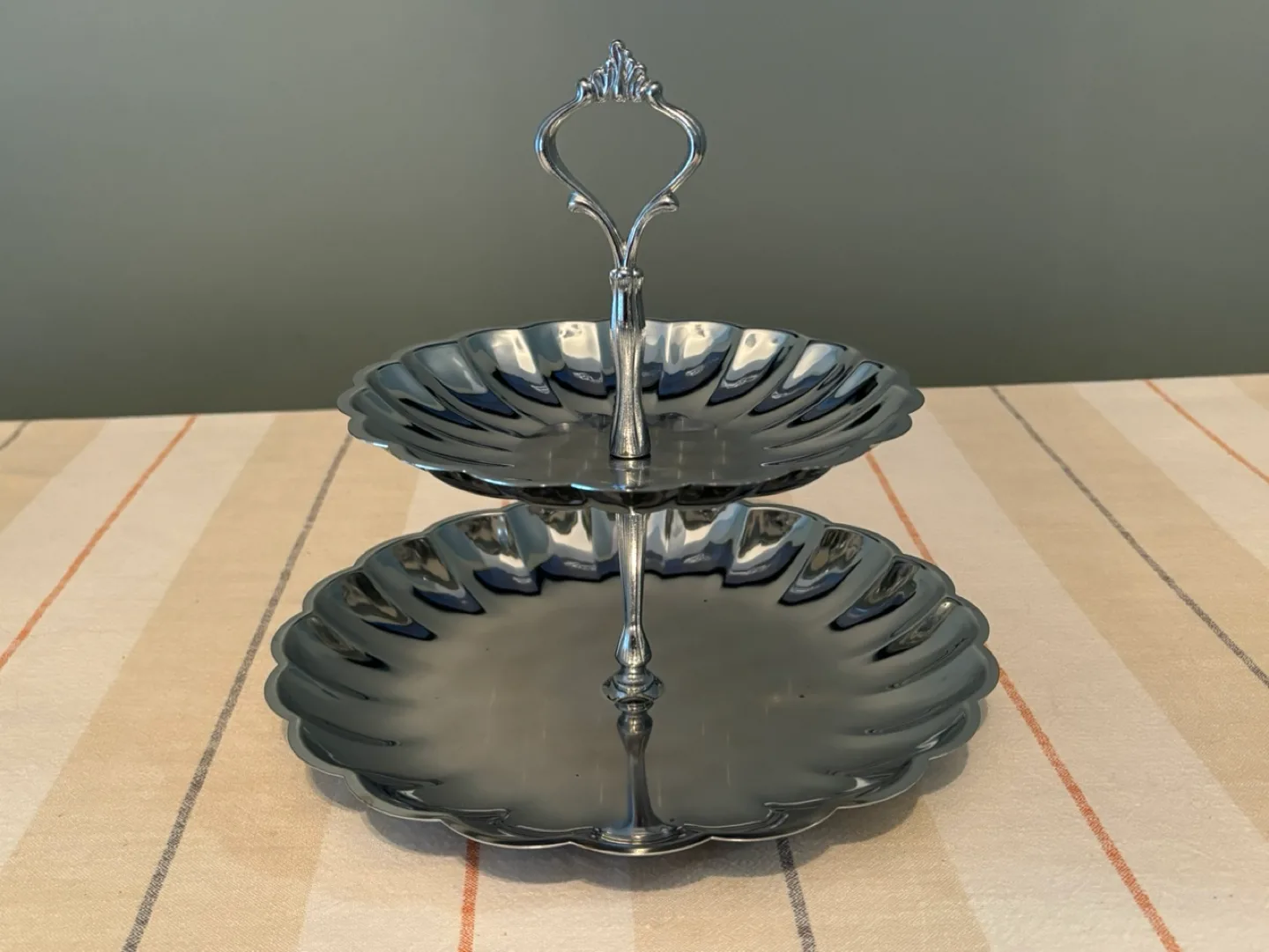 Two-Tier Serving Tray image indicator(2)