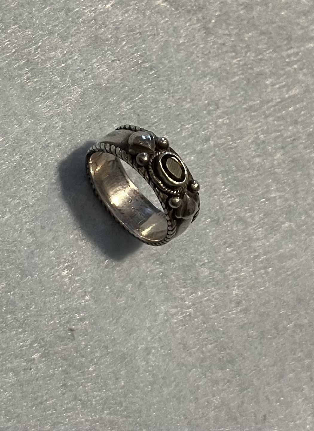 Sterling Silver Ring with peridot stone center. - photo 3