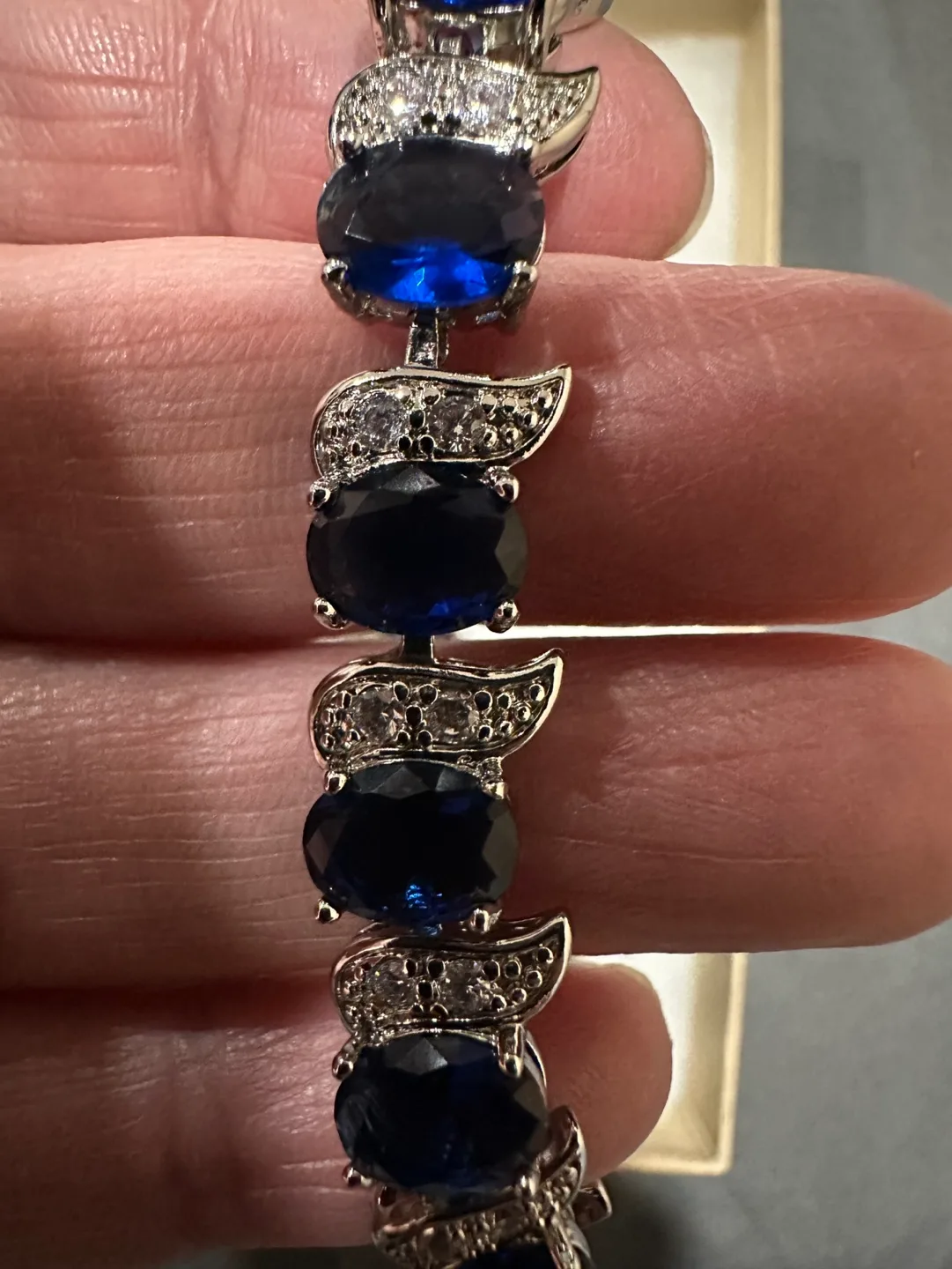 Beautiful  silver sapphire jewelry set image indicator(3)