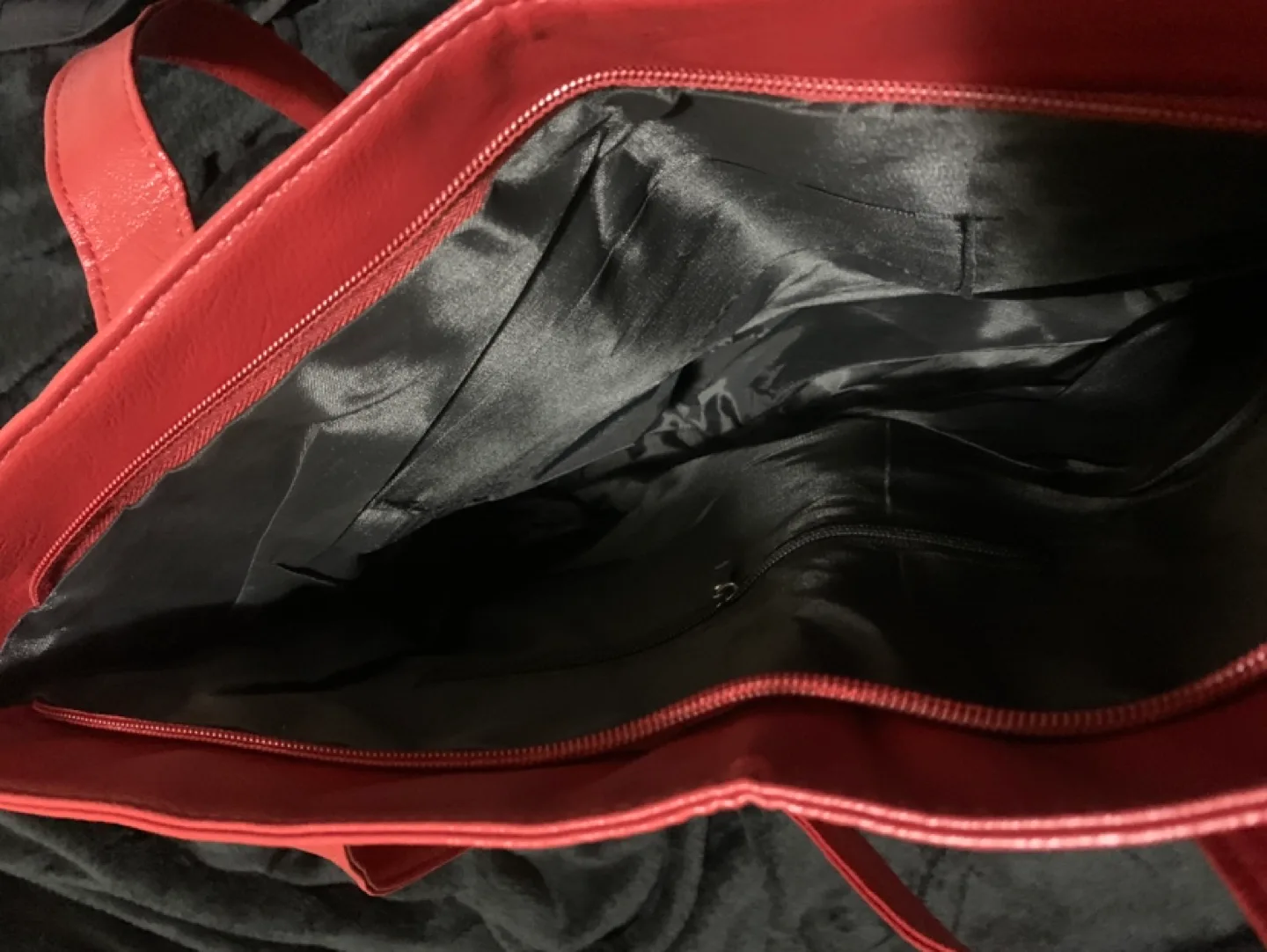 Red faux Leather Tote Bag image indicator(2)