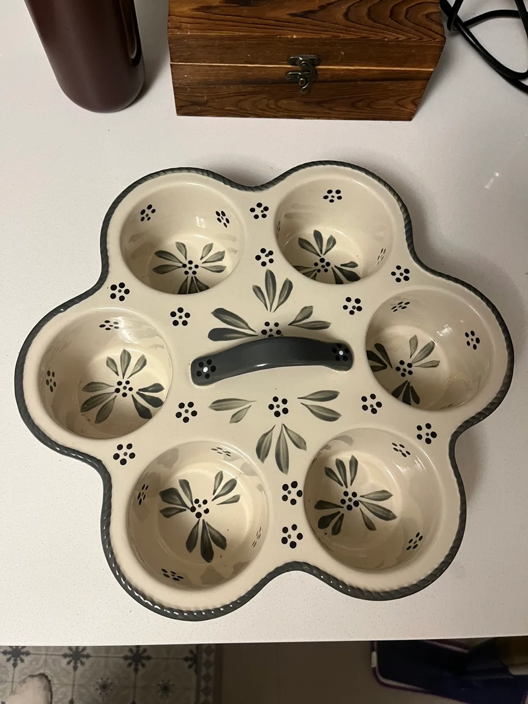 Temptations muffin pan with handle thumbnail