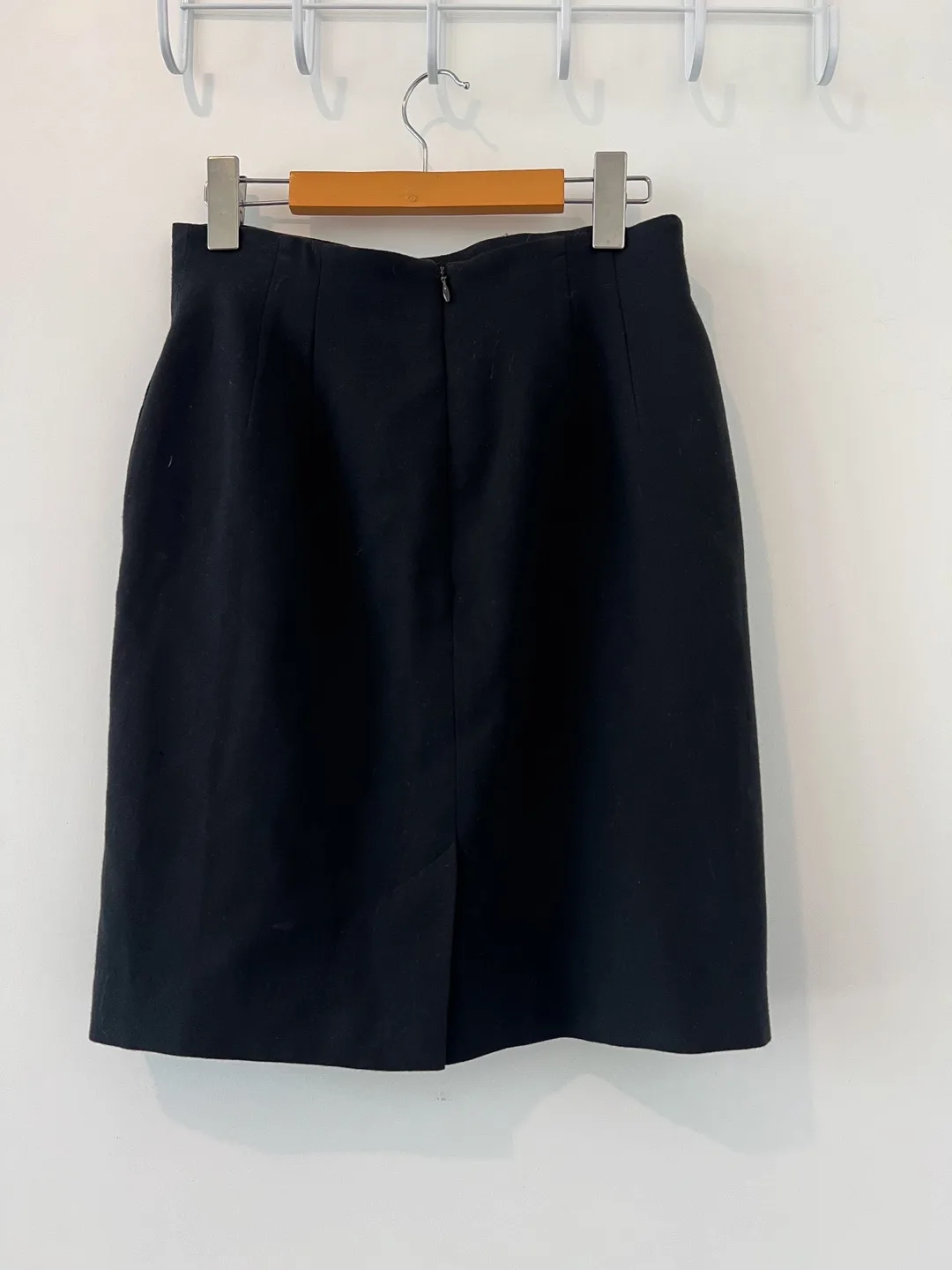 100% Wool Vintage Liz Claiborne Black Pencil Skirt Size 8 image indicator(4)