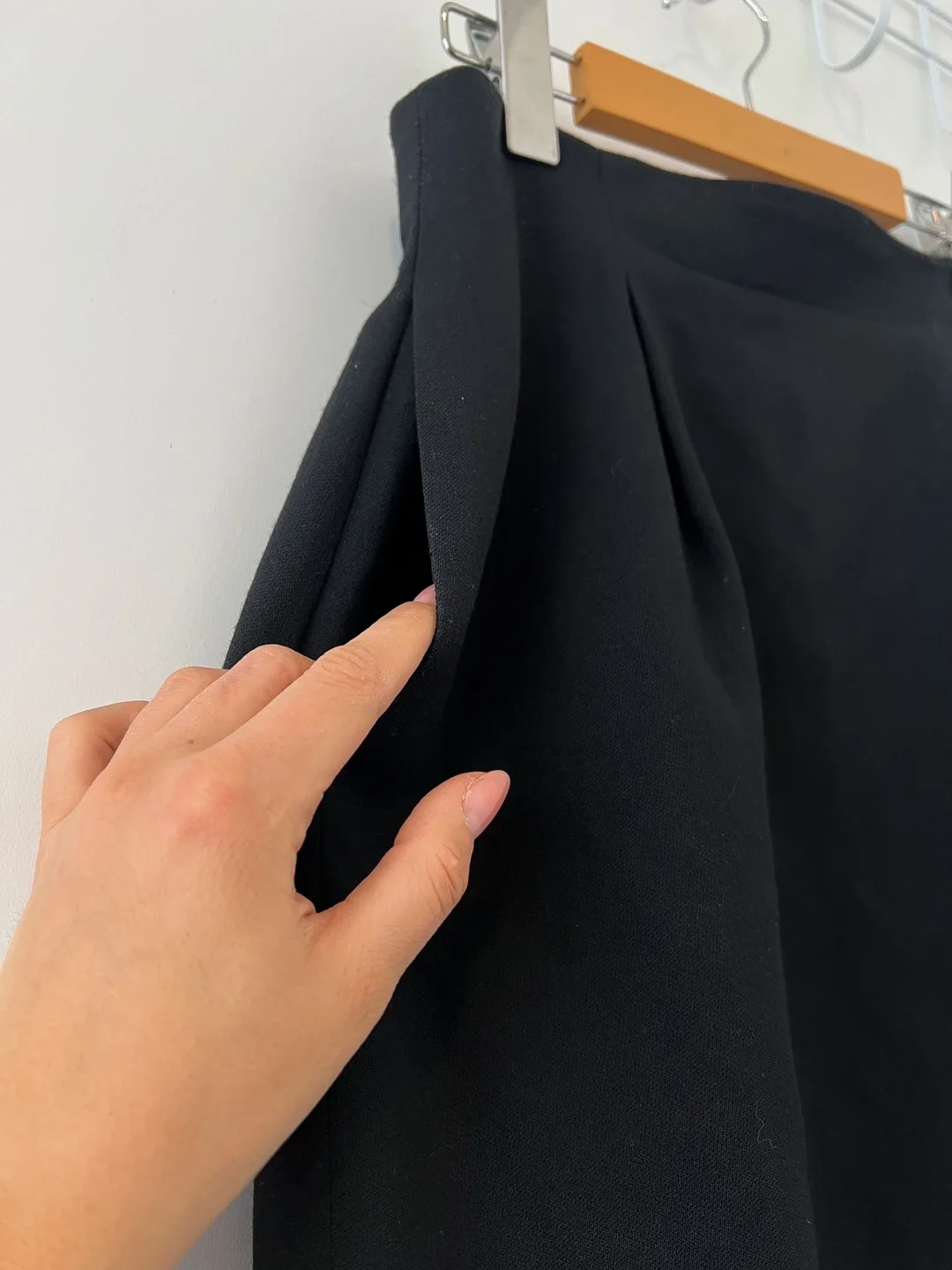 100% Wool Vintage Liz Claiborne Black Pencil Skirt Size 8 image indicator(5)