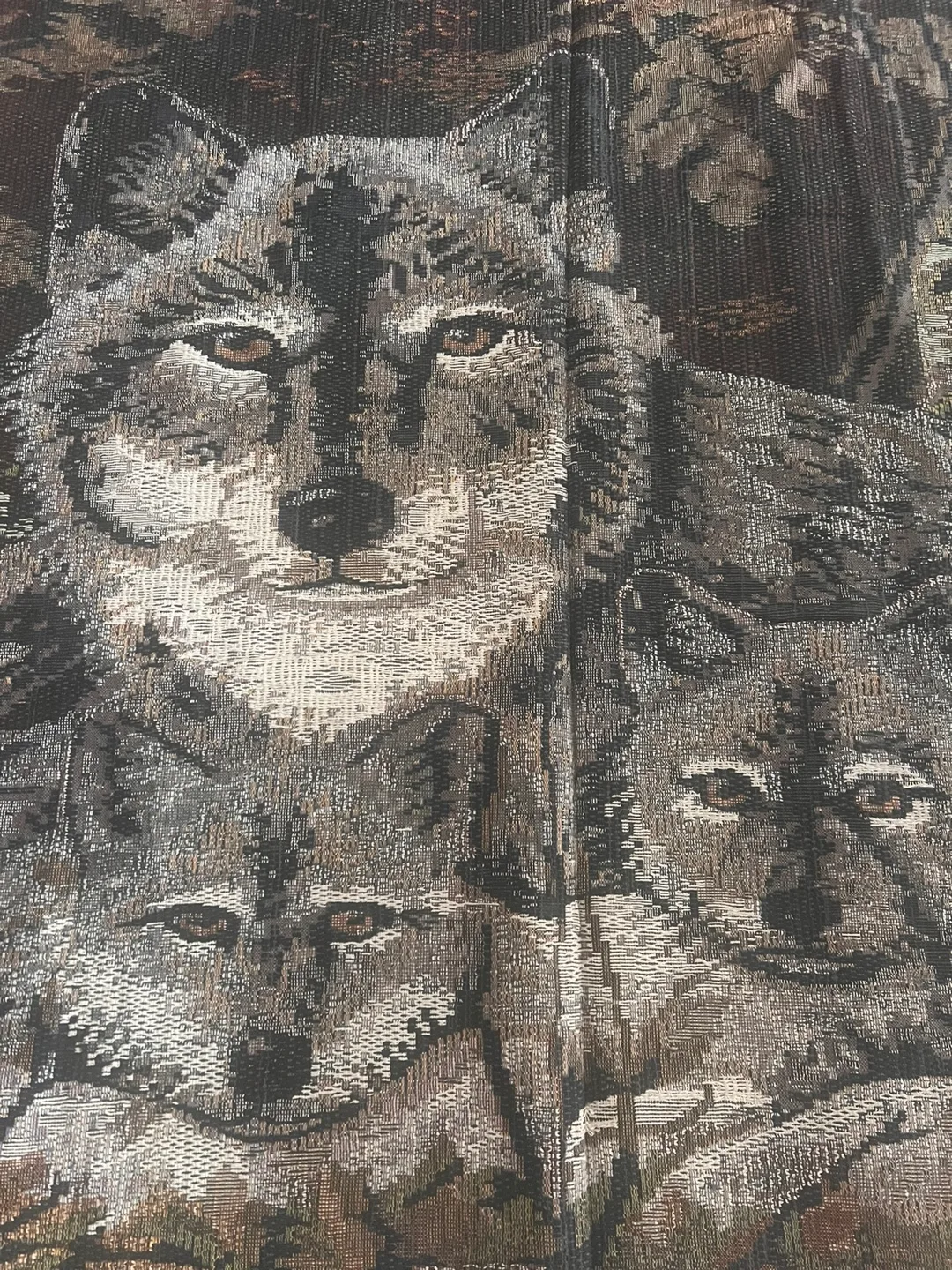 Wolf Tapestry image indicator(2)