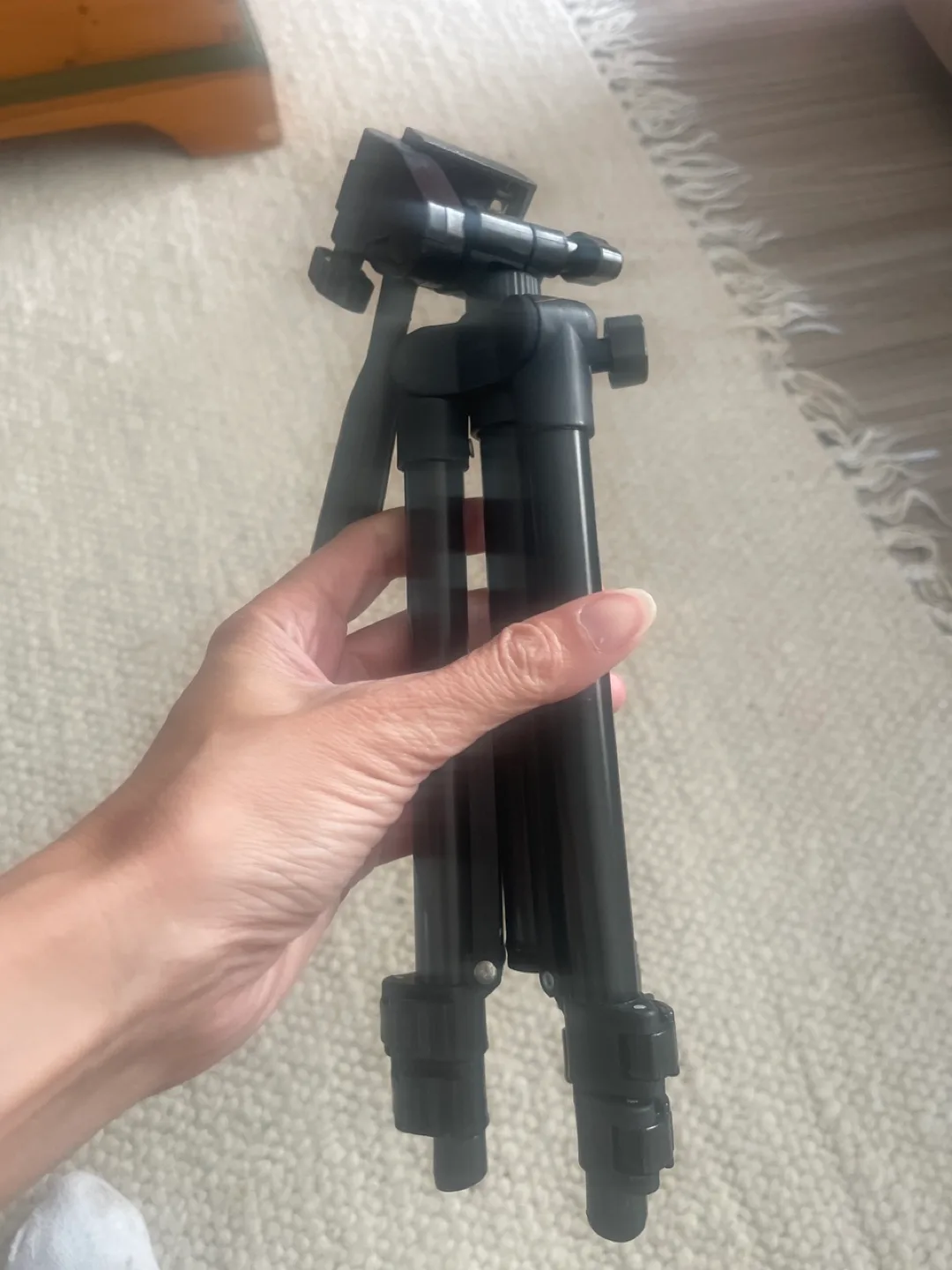 Small Lightweight Camera Tripod image indicator(3)