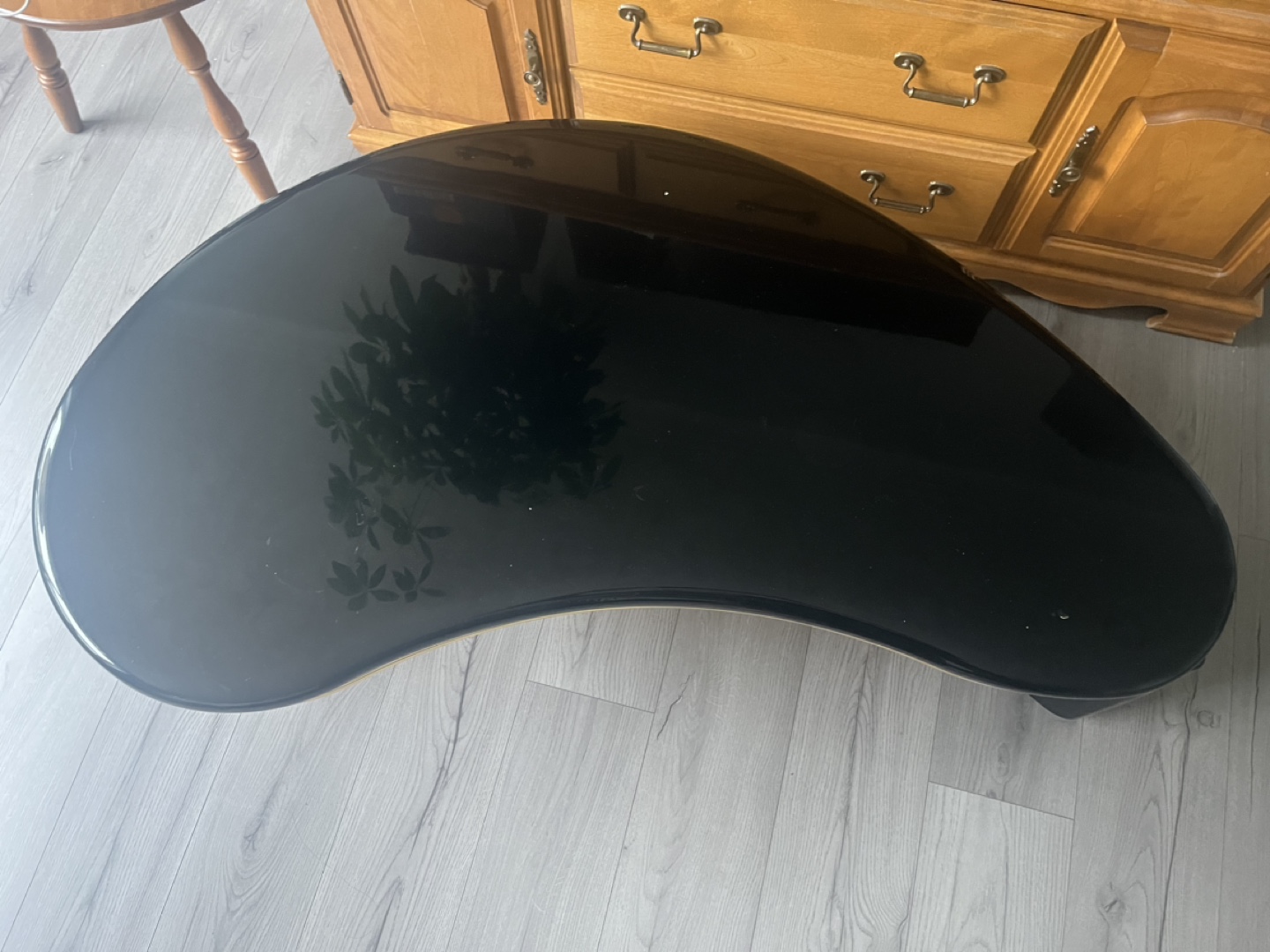 Black and gold kidney shaped coffee table - photo 3