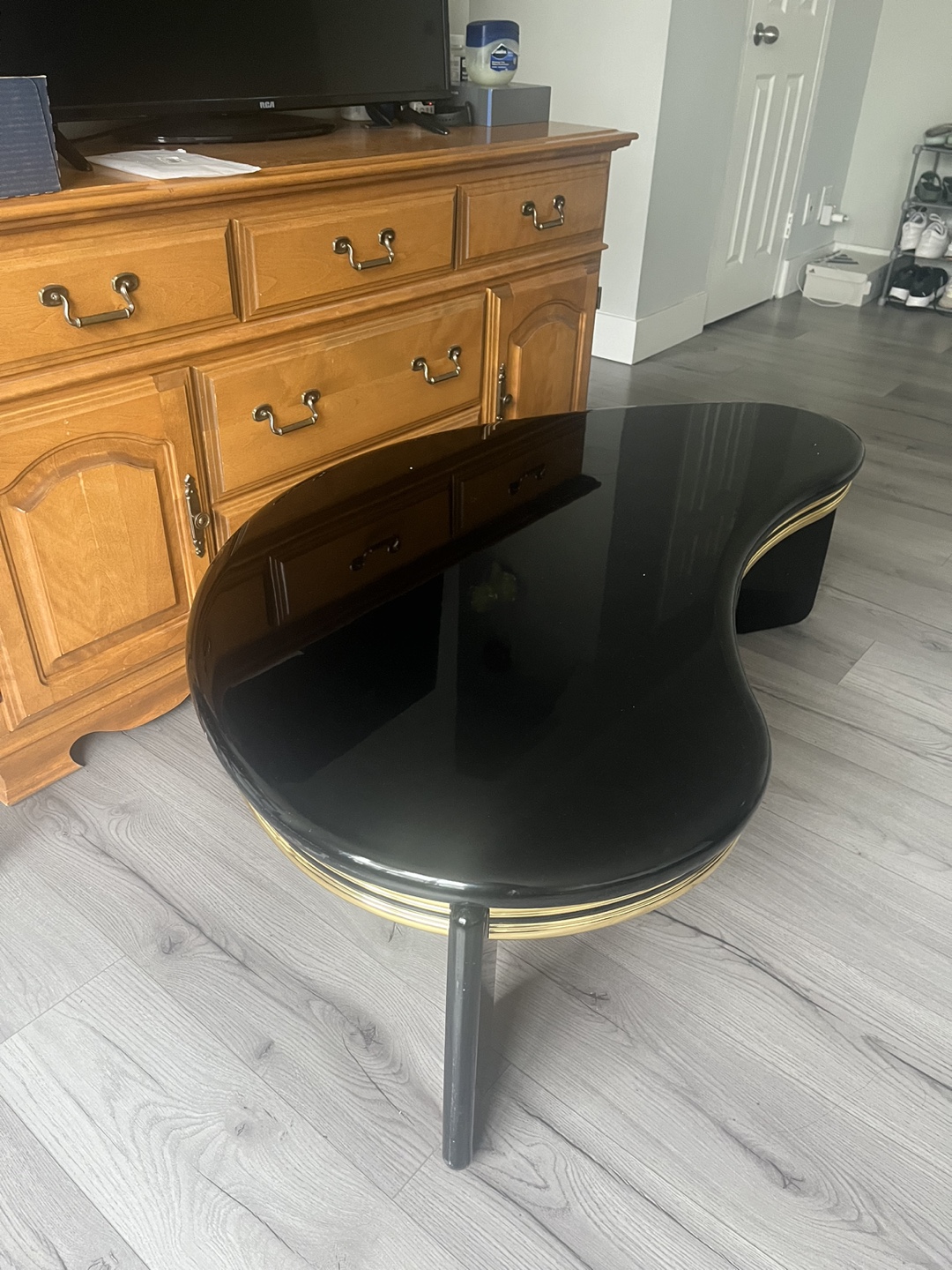 Black and gold kidney shaped coffee table - photo 4