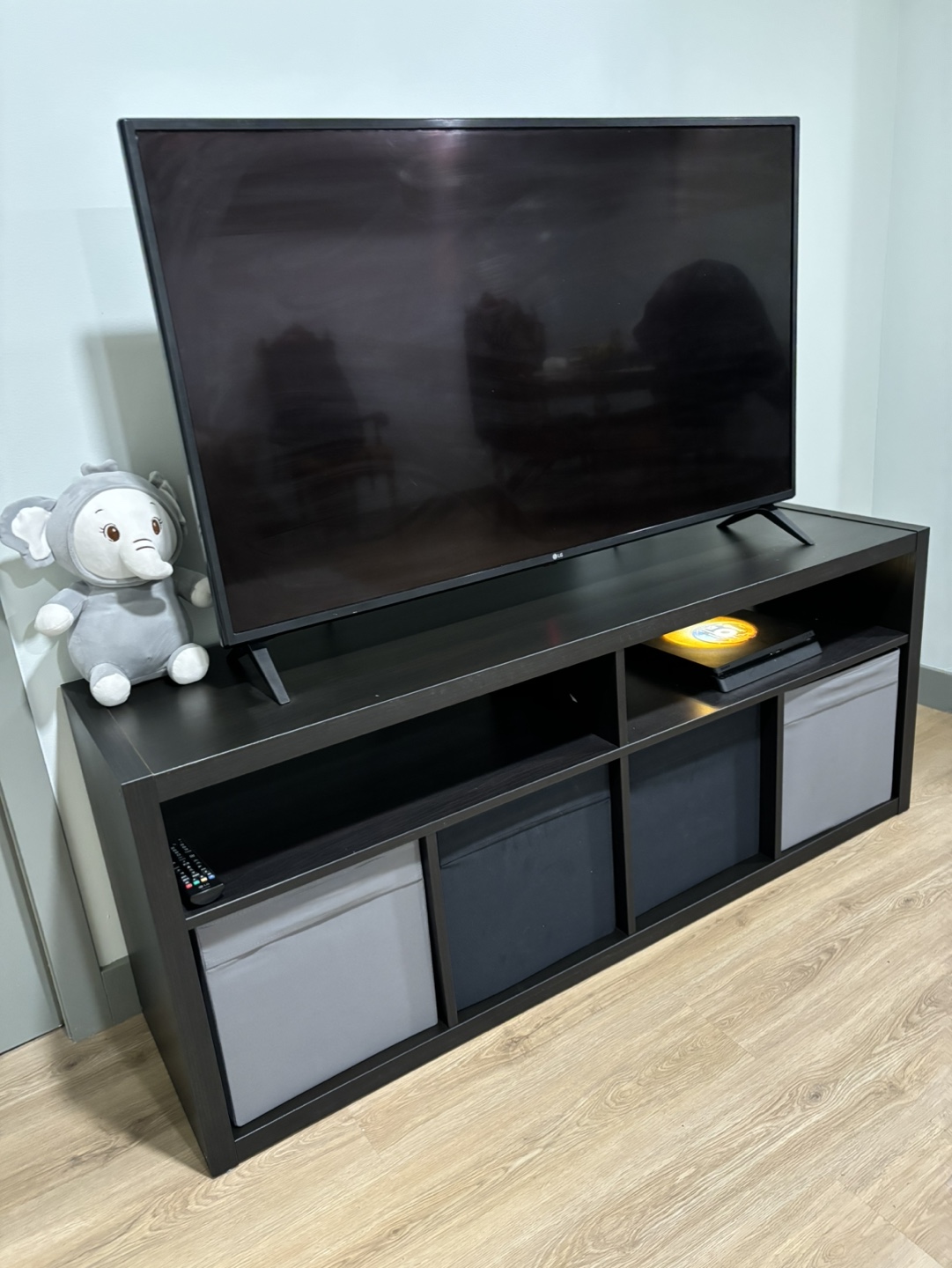 LG Smart TV and TV cabinet - photo 2