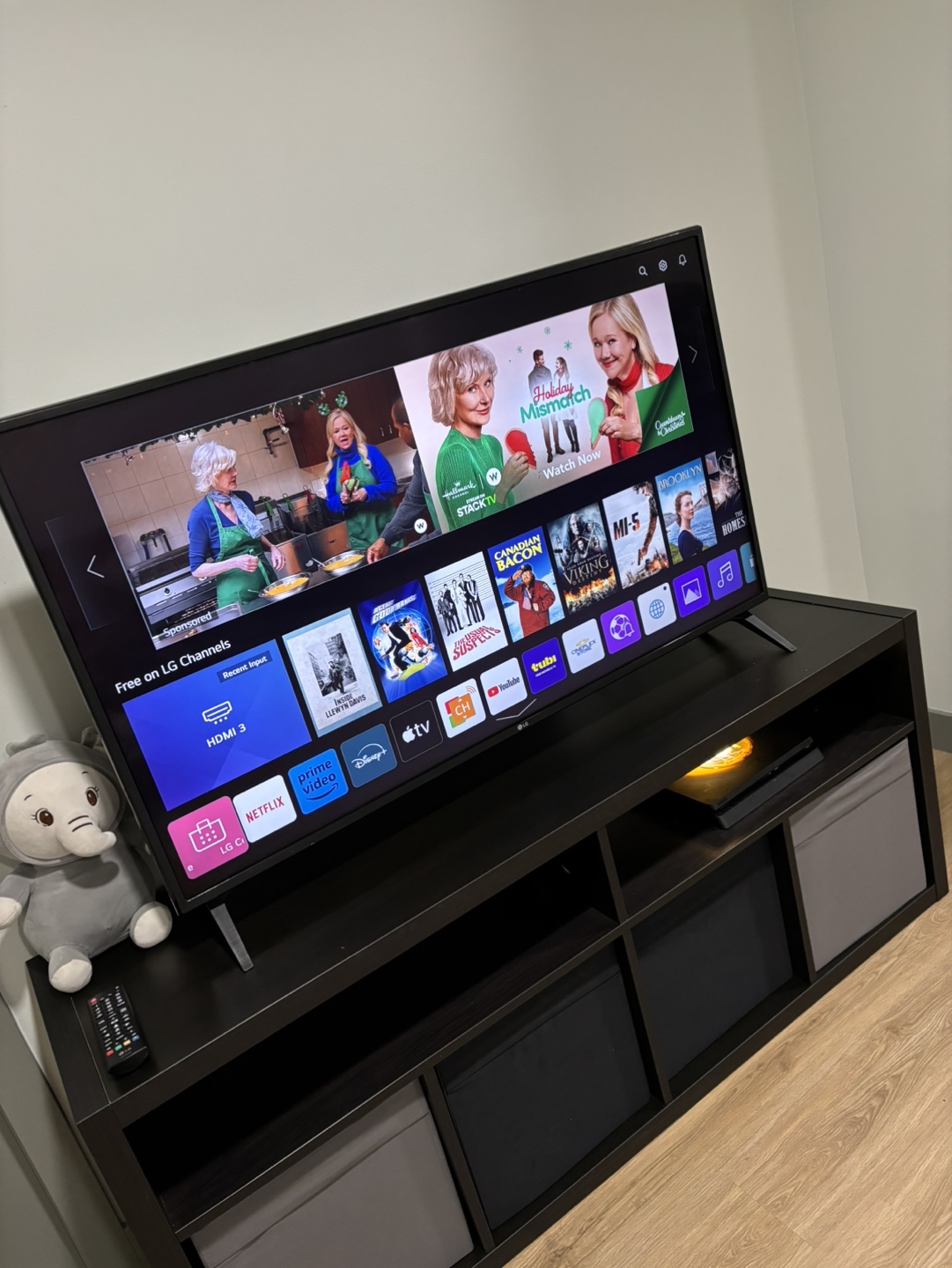 LG Smart TV and TV cabinet - photo 3