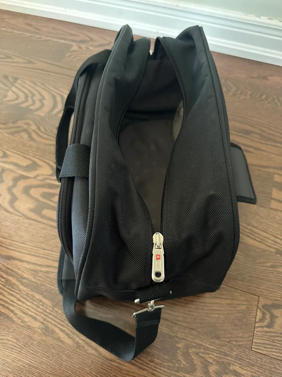 SwissGear Travel Duffle Bag image indicator(2)