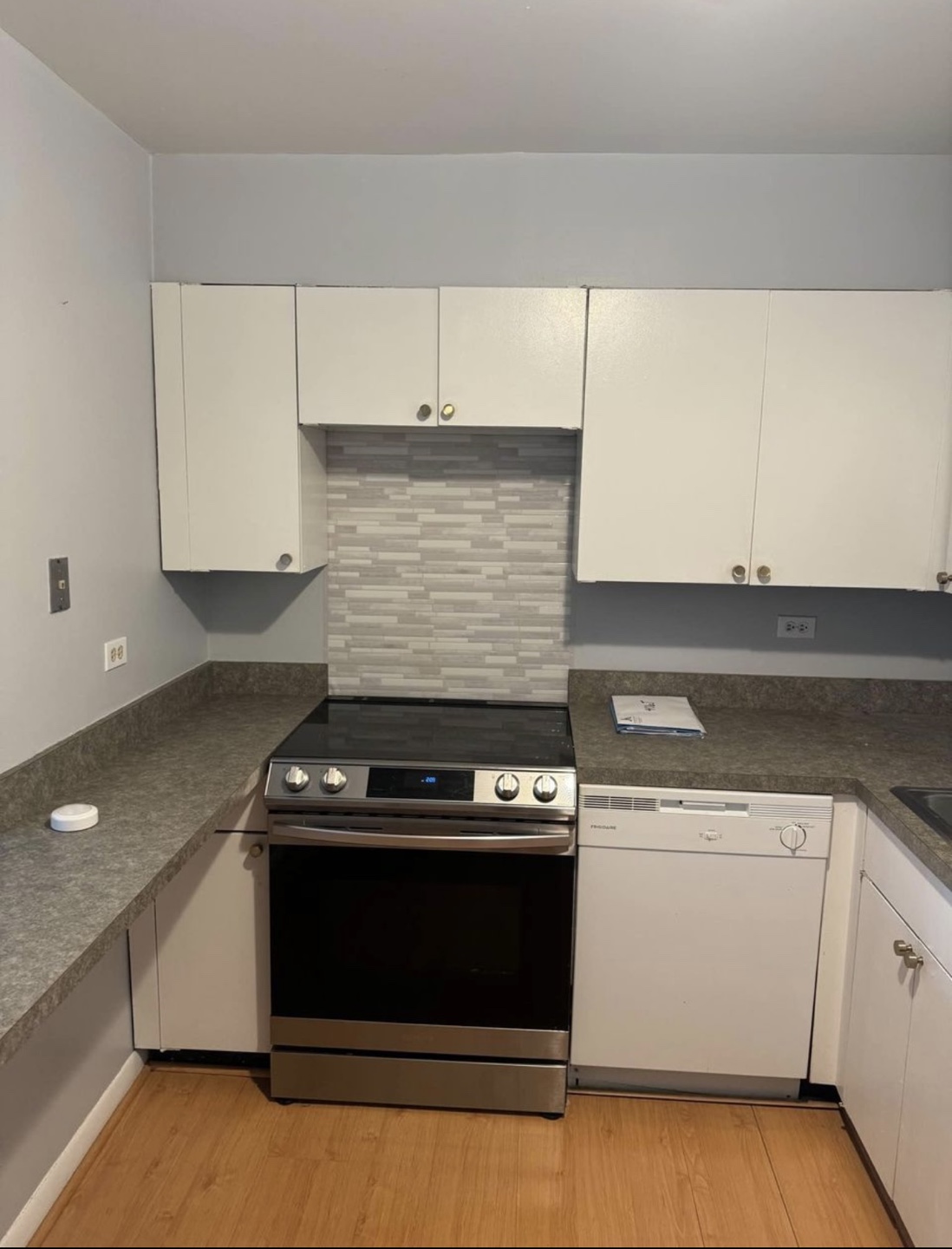 White Kitchen Cabinets (pick up Tuesday) - photo 5