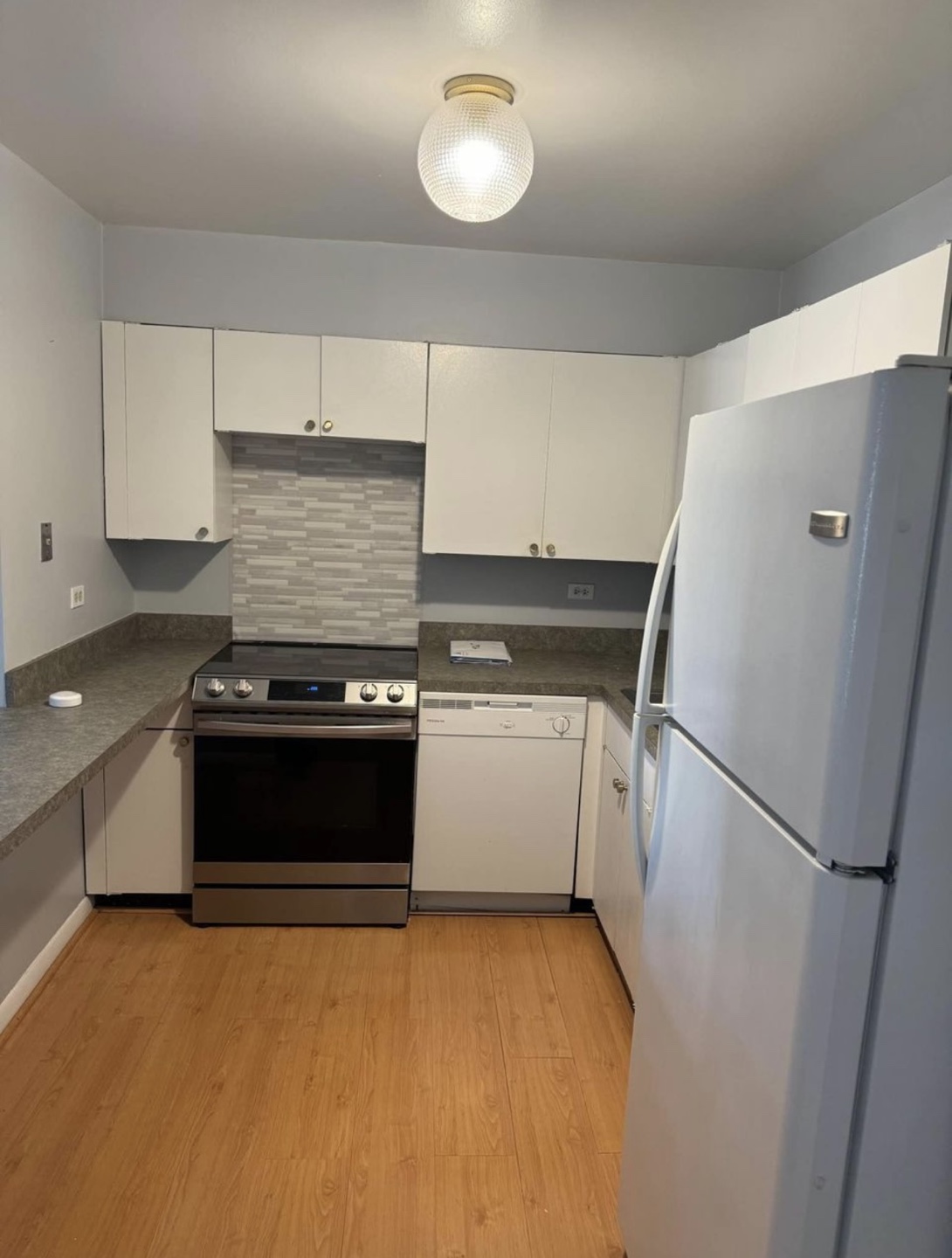 White Kitchen Cabinets (pick up Tuesday) - photo 4