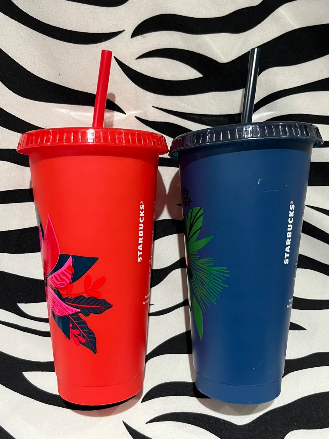 2 Starbucks Holiday Cups image indicator(3)