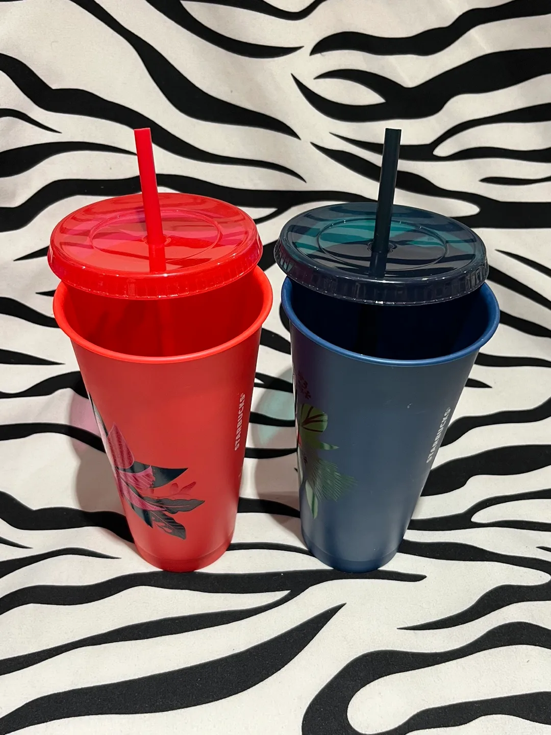 2 Starbucks Holiday Cups image indicator(4)