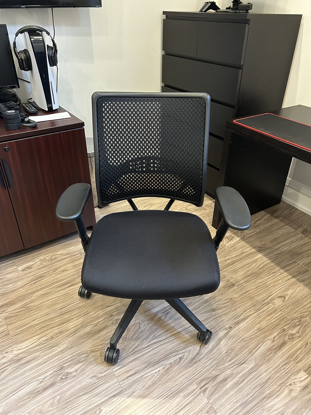 Office chair with adjustable height and tilt