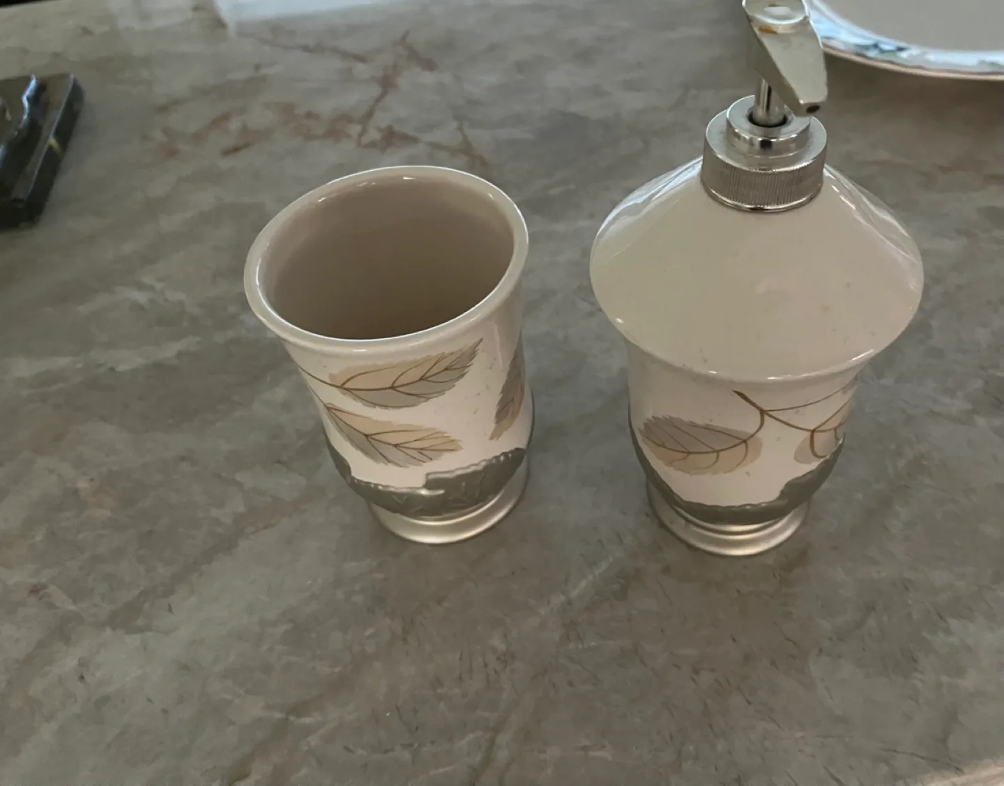 Ceramic Bathroom Set with Leaf Design image indicator(2)