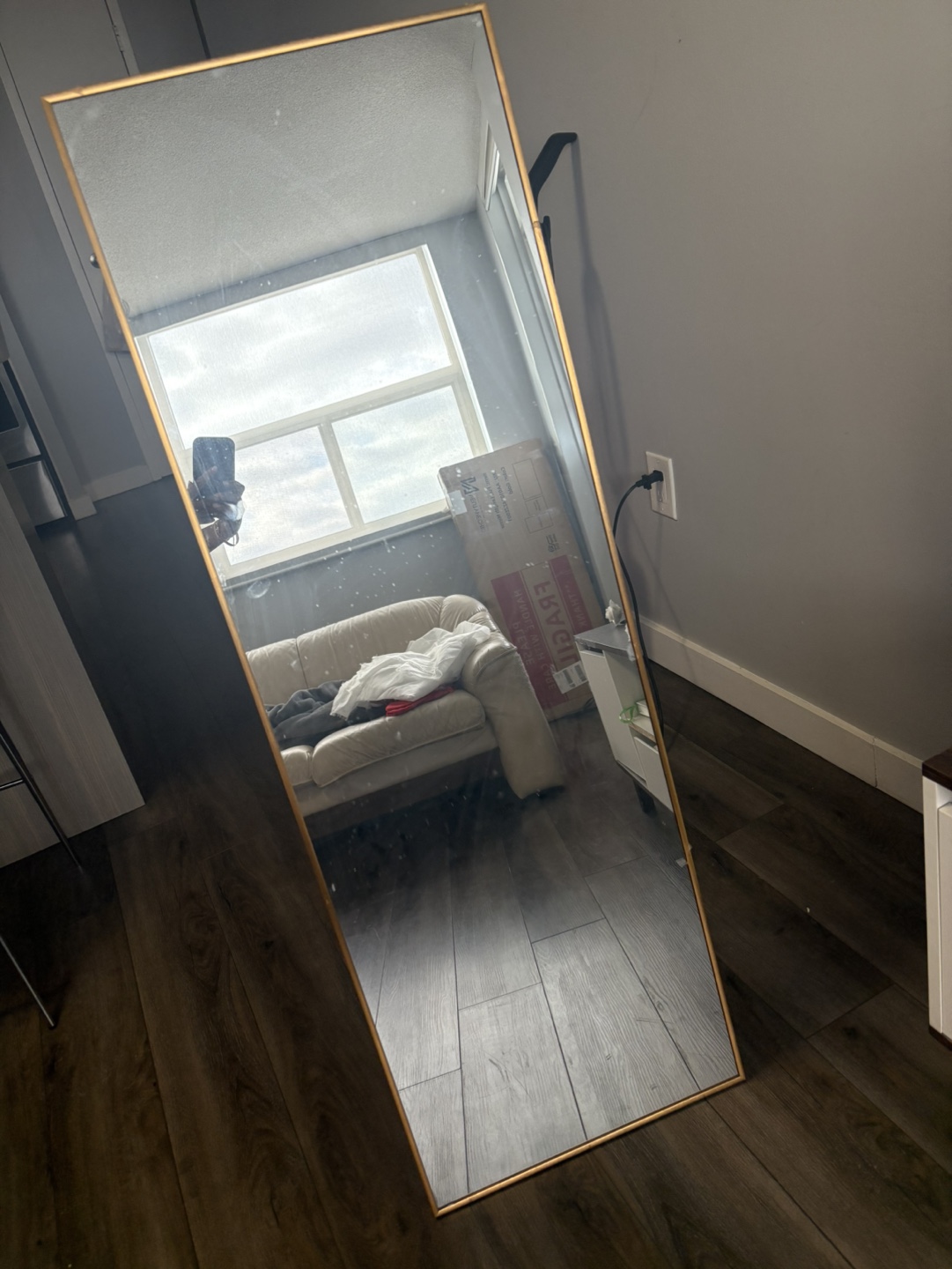 Mirror stand