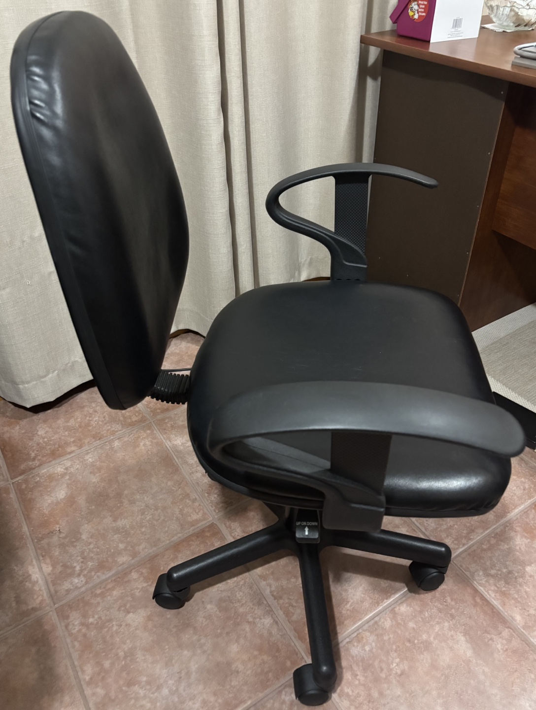 Black swivel chair with armrests - photo 2