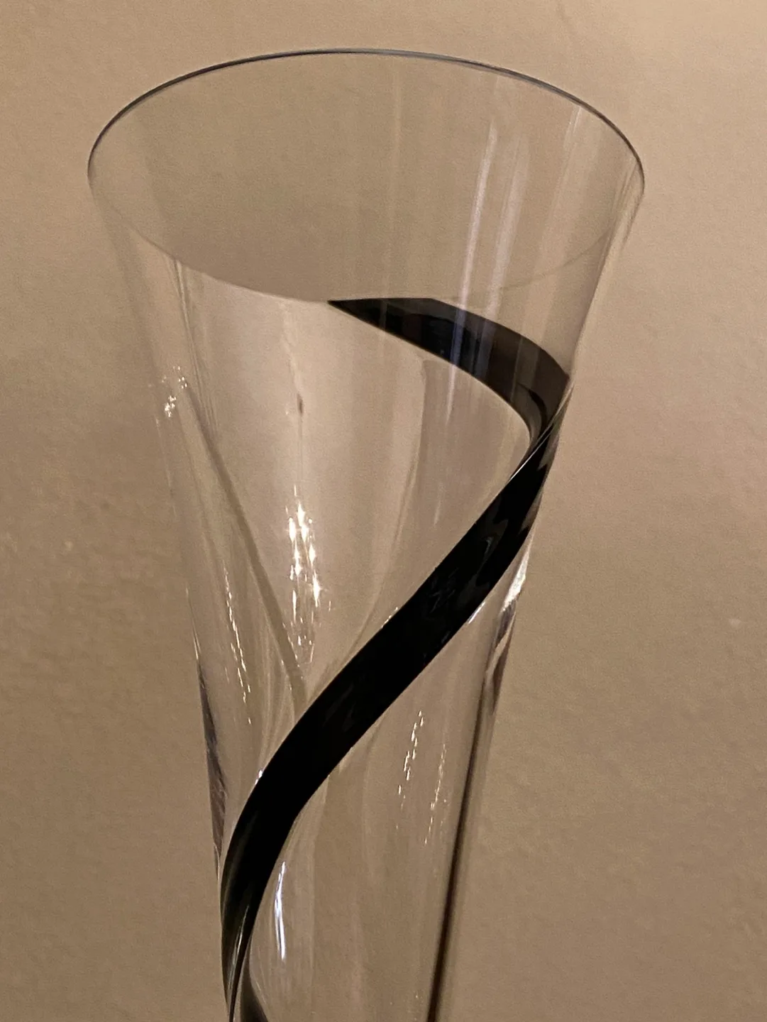Set of 4 Crystal Black Swirl Champagne Flutes 9.5” image indicator(5)