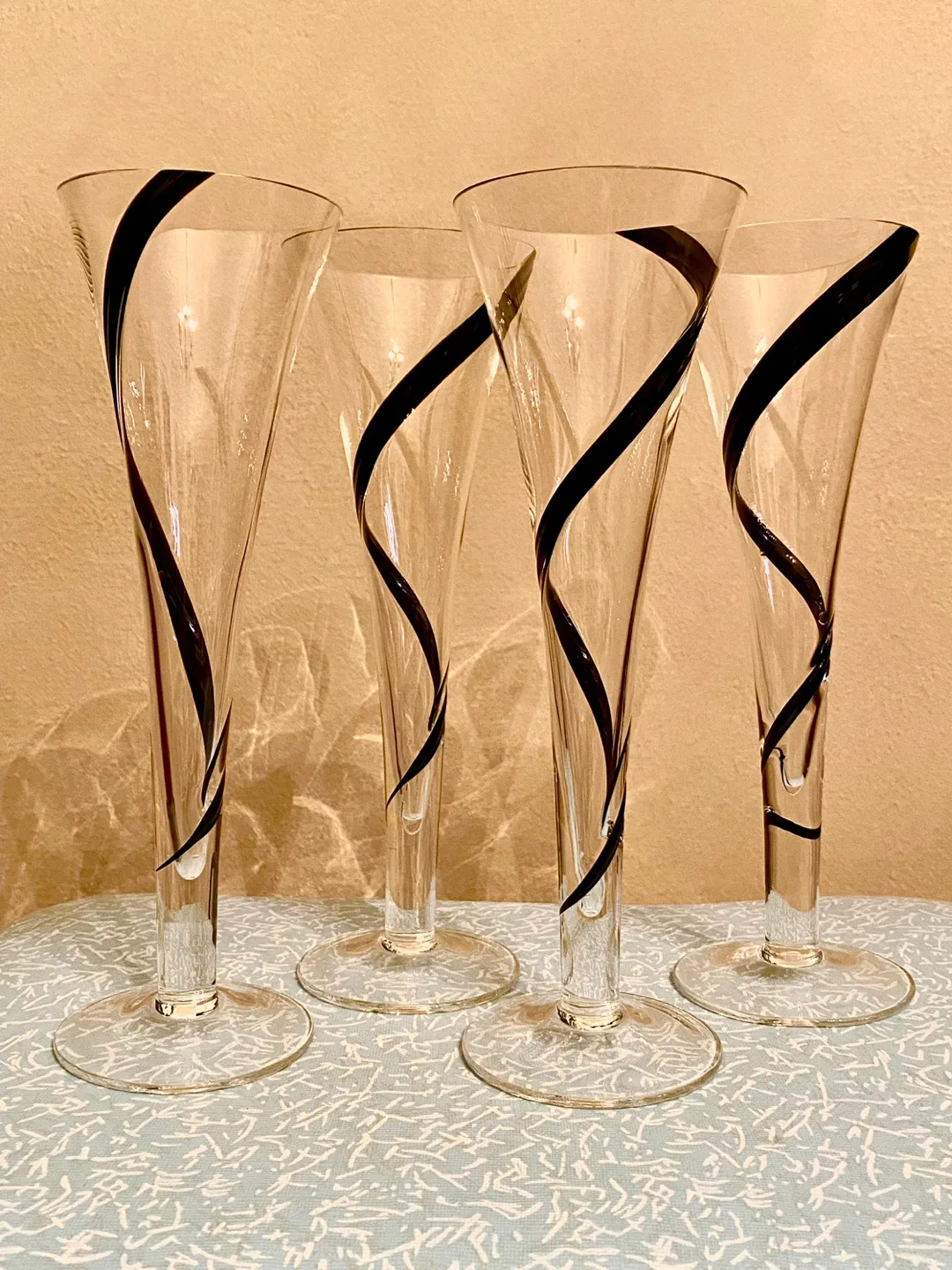 Set of 4 Crystal Black Swirl Champagne Flutes 9.5” image indicator(3)
