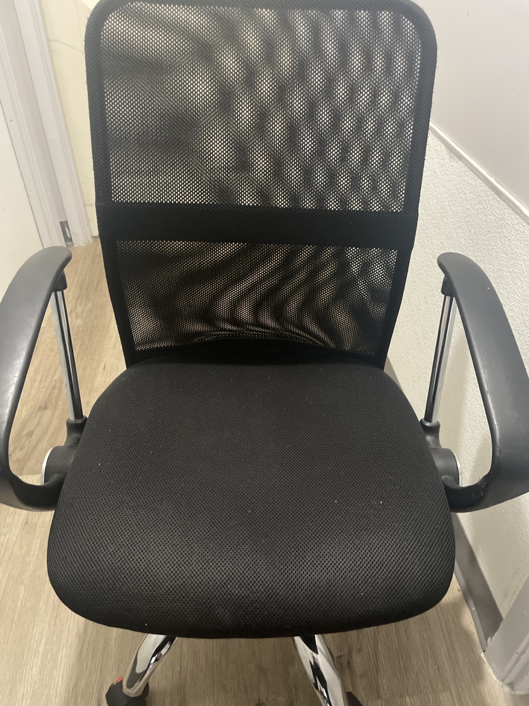 Black Mesh Office Chair - photo 2