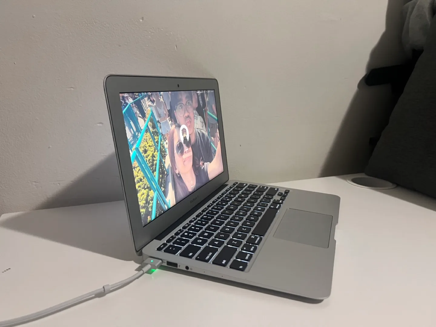 MacBook Air 11-inch, Early 2015 image indicator(5)