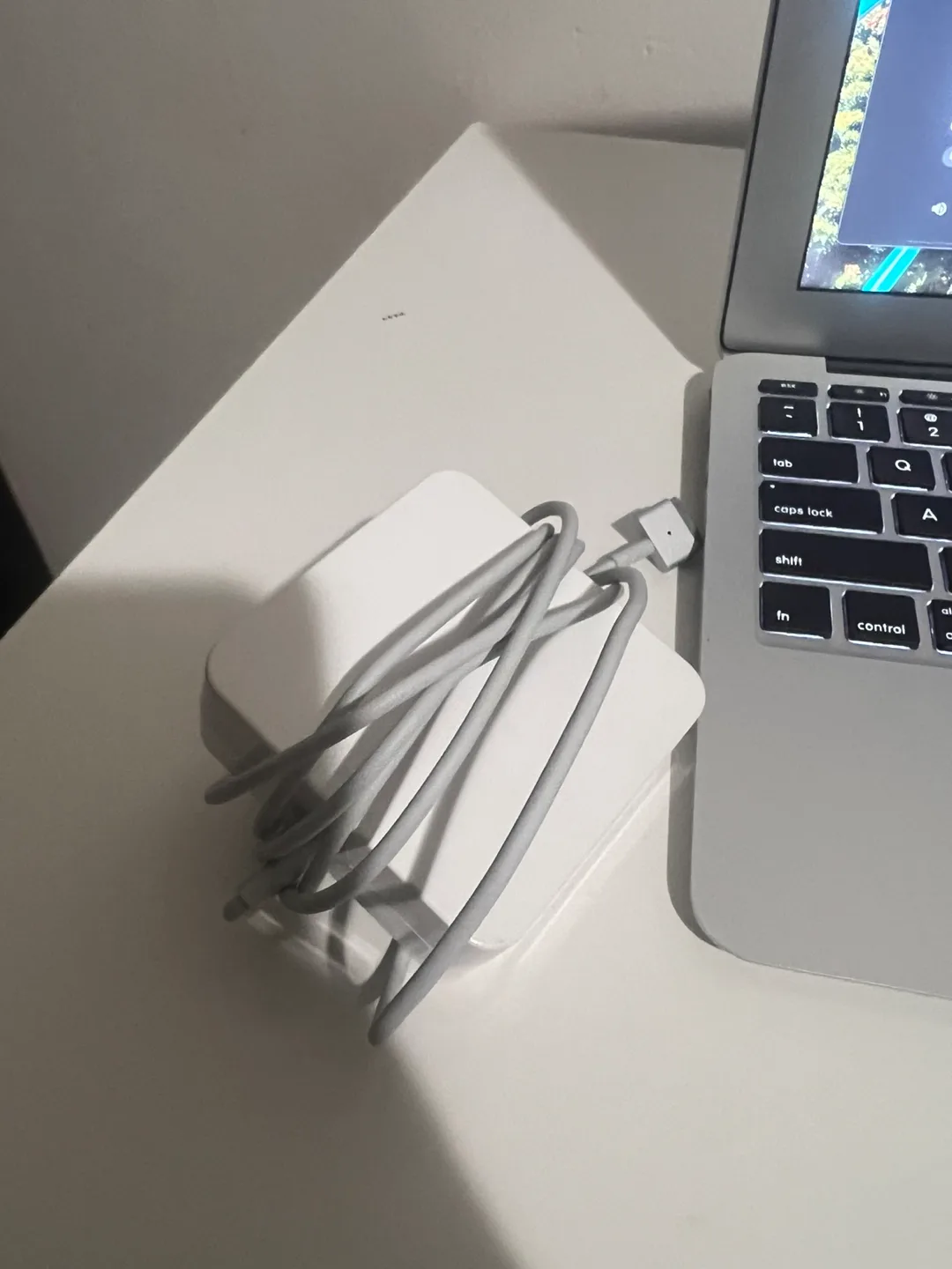 MacBook Air 11-inch, Early 2015 image indicator(4)