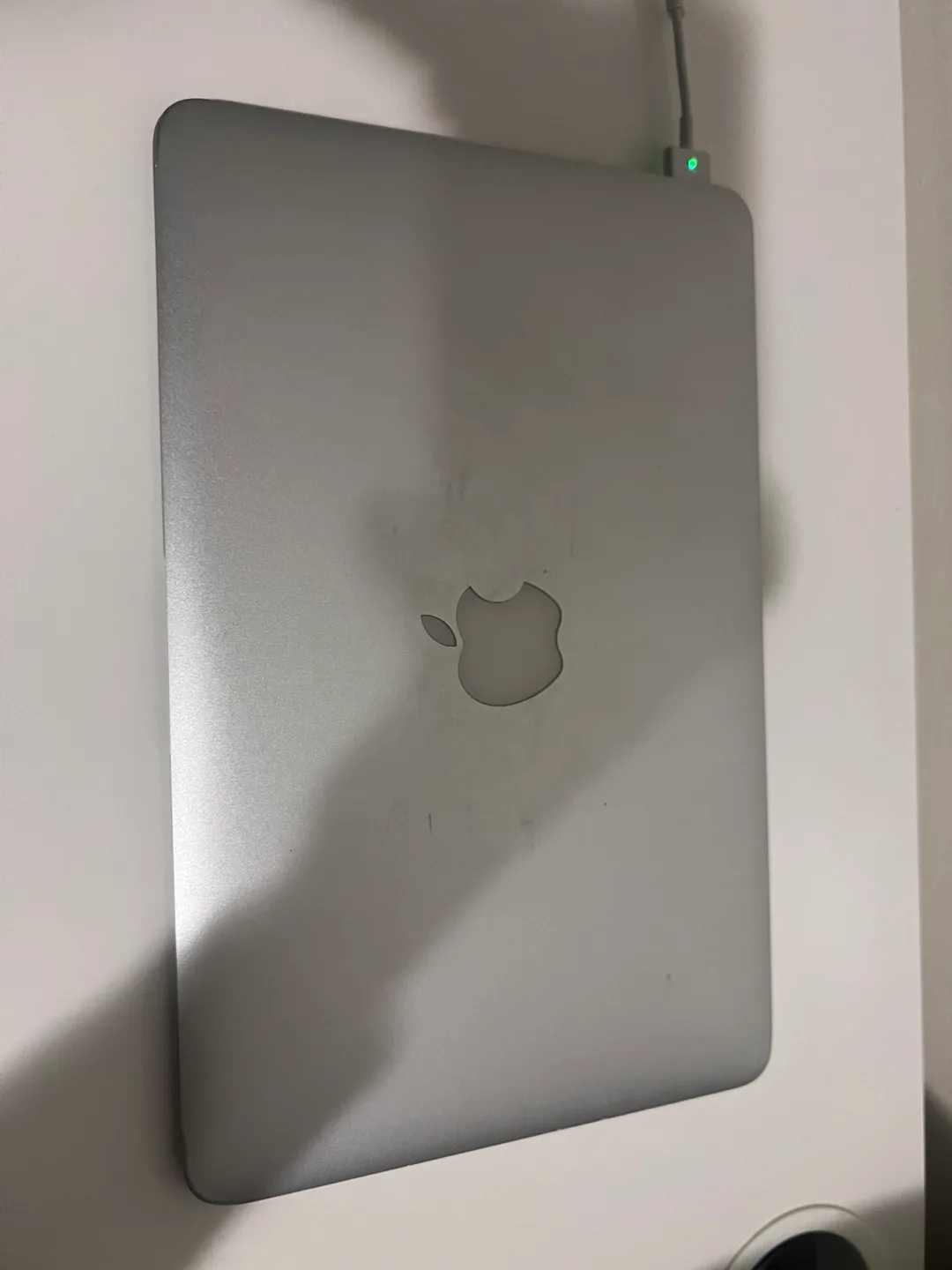 MacBook Air 11-inch, Early 2015 image indicator(3)