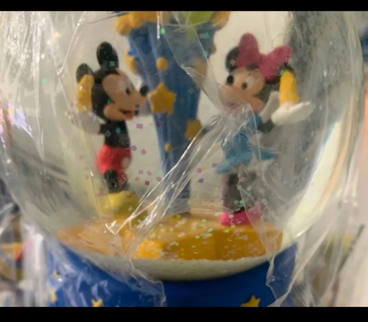 Disney Snow Globe - Mickey and Minnie image indicator(3)