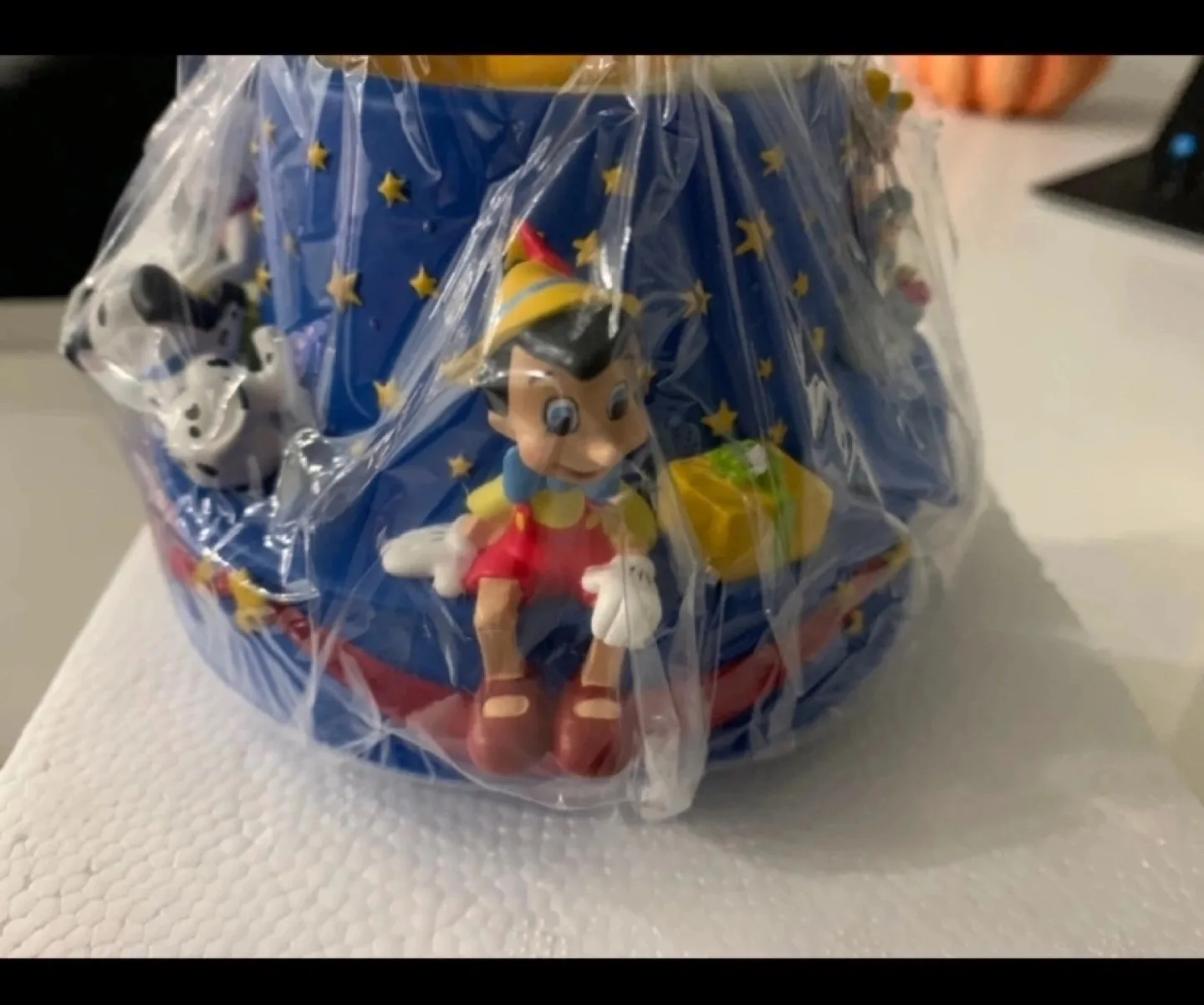 Disney Snow Globe - Mickey and Minnie image indicator(4)