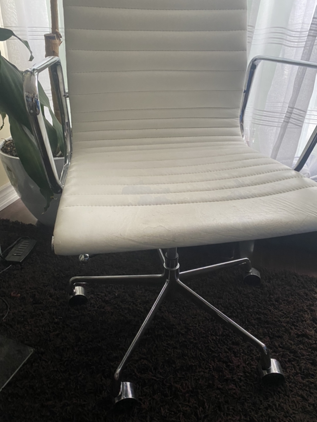 White Office Chair with Chrome Arms 💚