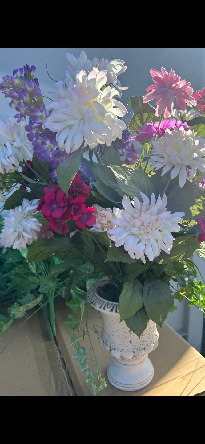 White Urn Planter image indicator(2)