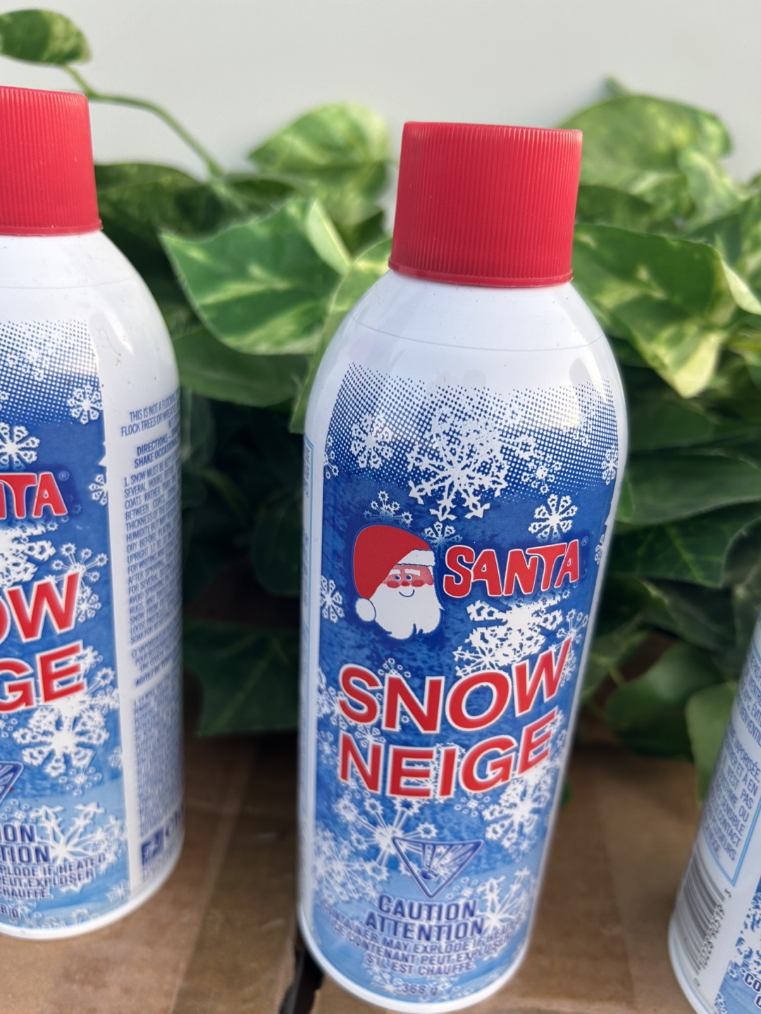 4 Cans of Santa Snow Neige
