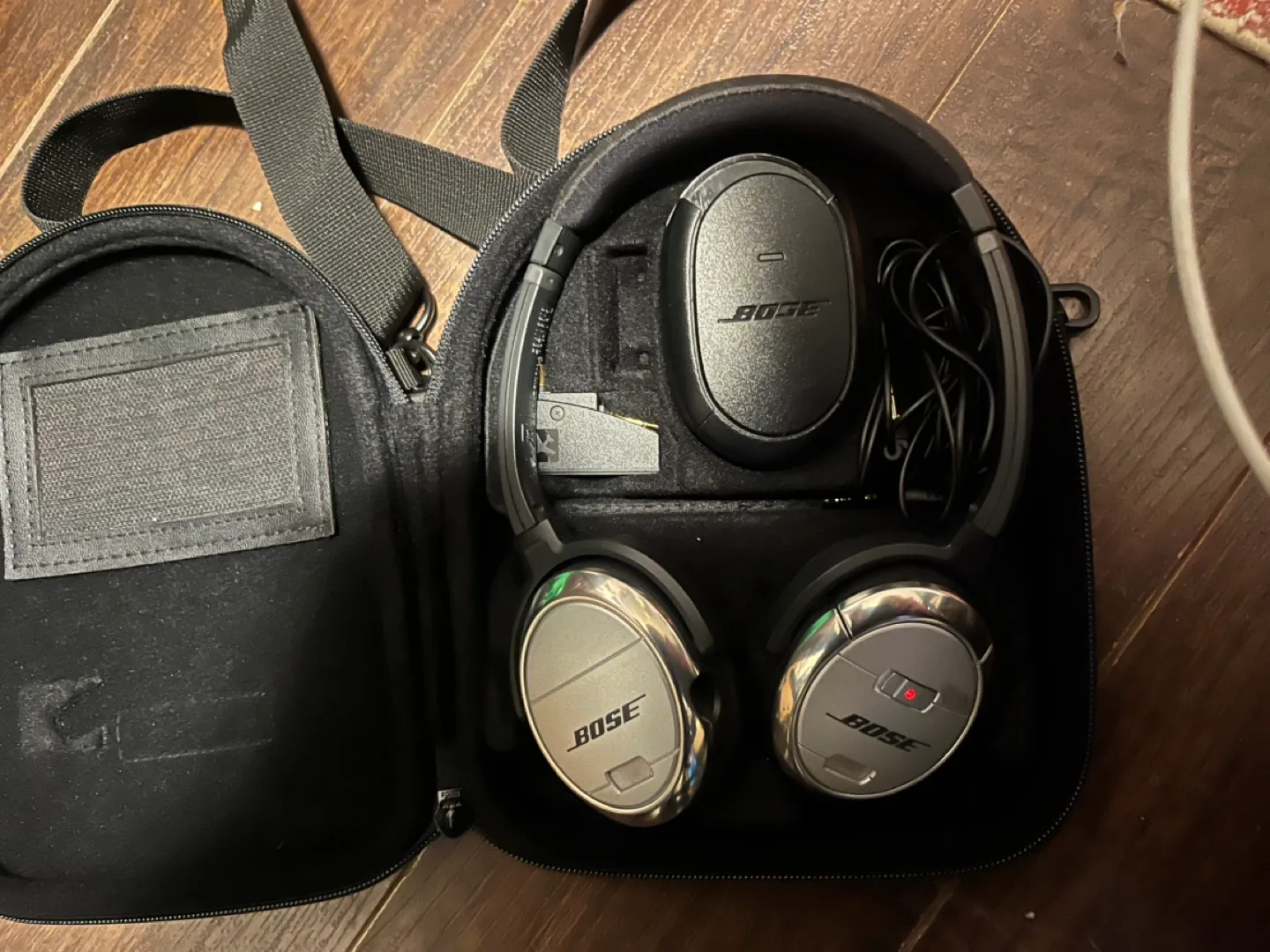 Bose Noise Cancelling Headphones image indicator(3)