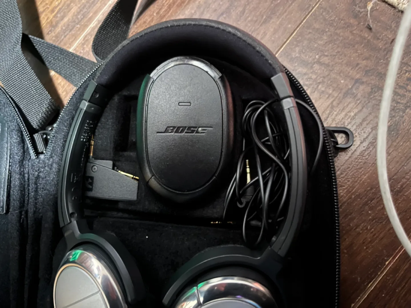 Bose Noise Cancelling Headphones image indicator(5)