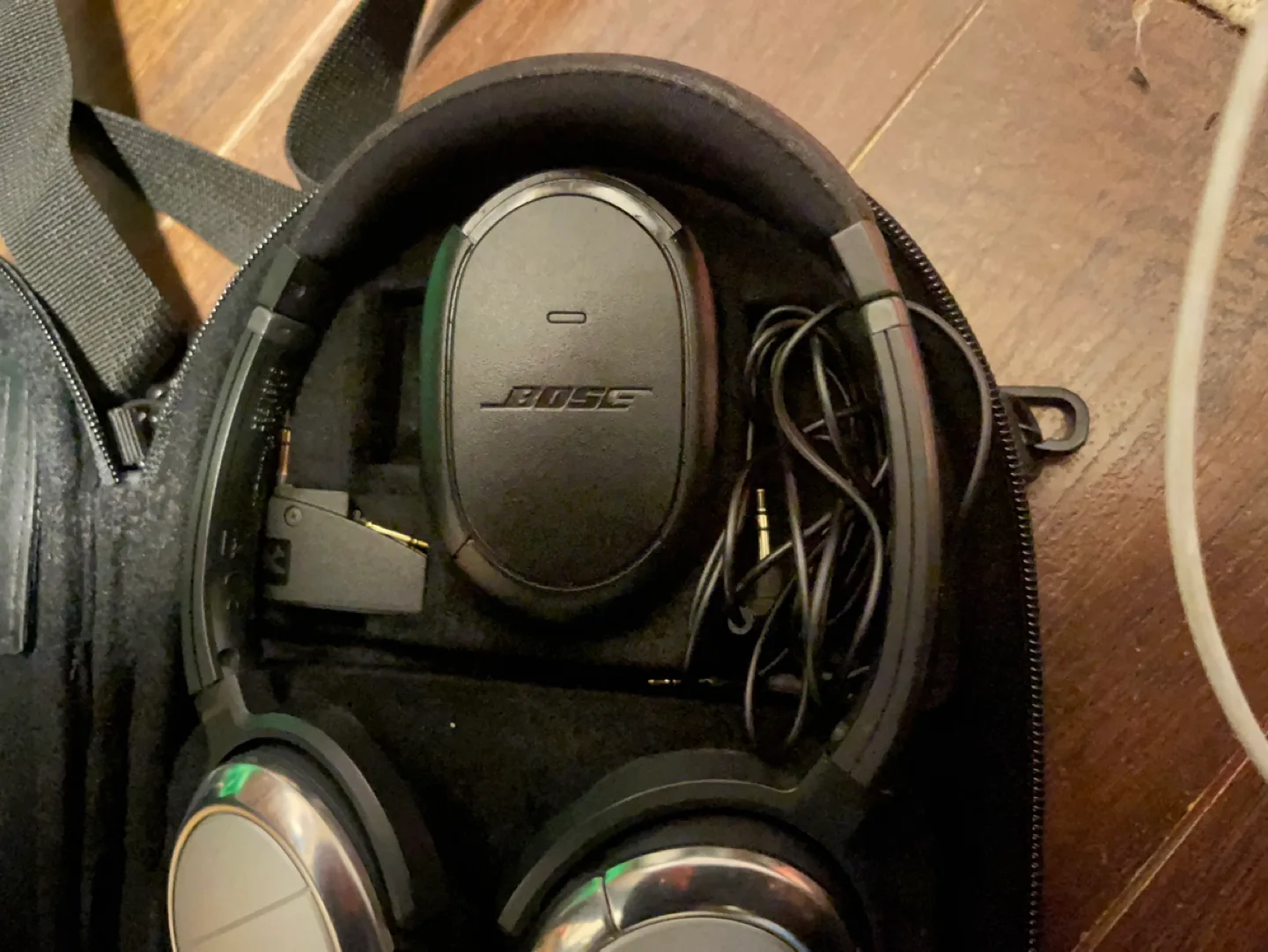 Bose Noise Cancelling Headphones image indicator(4)